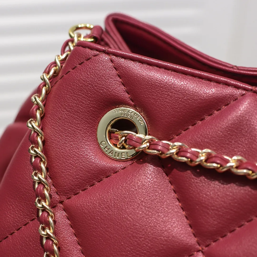 💰400￥ Large CHANEL: 2020 new model Double C chain pull rope mini bucket cowhide series, gold hardware accessories: large ribbed design, super aesthetic, which is Xiaoxiang’s design style in the past two years, the cowhide feels soft and comfortable, more suitable for mini-shaped bags. Perfectly designed, clean, casual and fashionable, this is a must-have drawstring bag. Size black ready stock. Style number: 1801# Size: 21*23*15cm