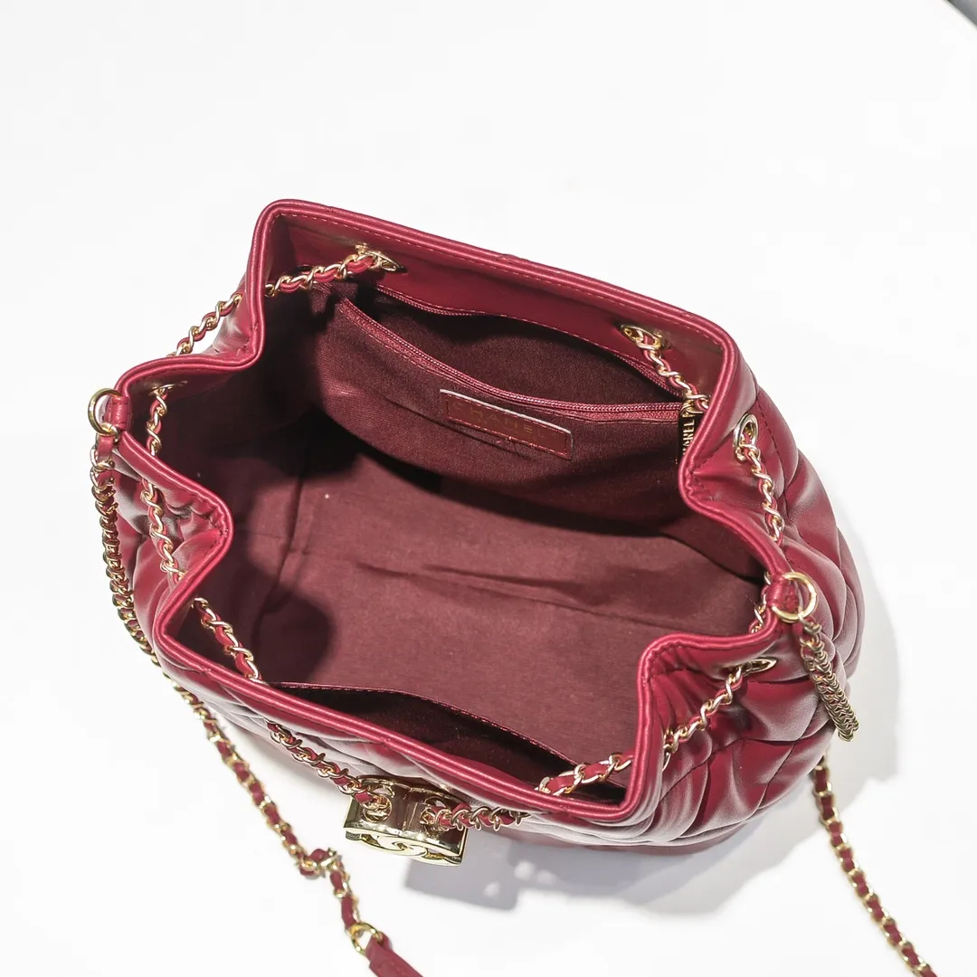 💰400￥ Large CHANEL: 2020 new model Double C chain pull rope mini bucket cowhide series, gold hardware accessories: large ribbed design, super aesthetic, which is Xiaoxiang’s design style in the past two years, the cowhide feels soft and comfortable, more suitable for mini-shaped bags. Perfectly designed, clean, casual and fashionable, this is a must-have drawstring bag. Size black ready stock. Style number: 1801# Size: 21*23*15cm