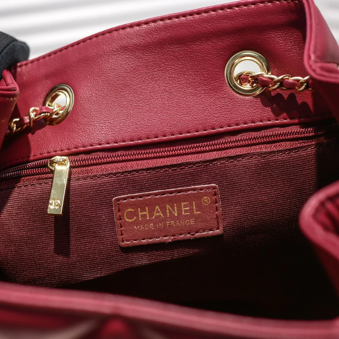 💰400￥ Large CHANEL: 2020 new model Double C chain pull rope mini bucket cowhide series, gold hardware accessories: large ribbed design, super aesthetic, which is Xiaoxiang’s design style in the past two years, the cowhide feels soft and comfortable, more suitable for mini-shaped bags. Perfectly designed, clean, casual and fashionable, this is a must-have drawstring bag. Size black ready stock. Style number: 1801# Size: 21*23*15cm