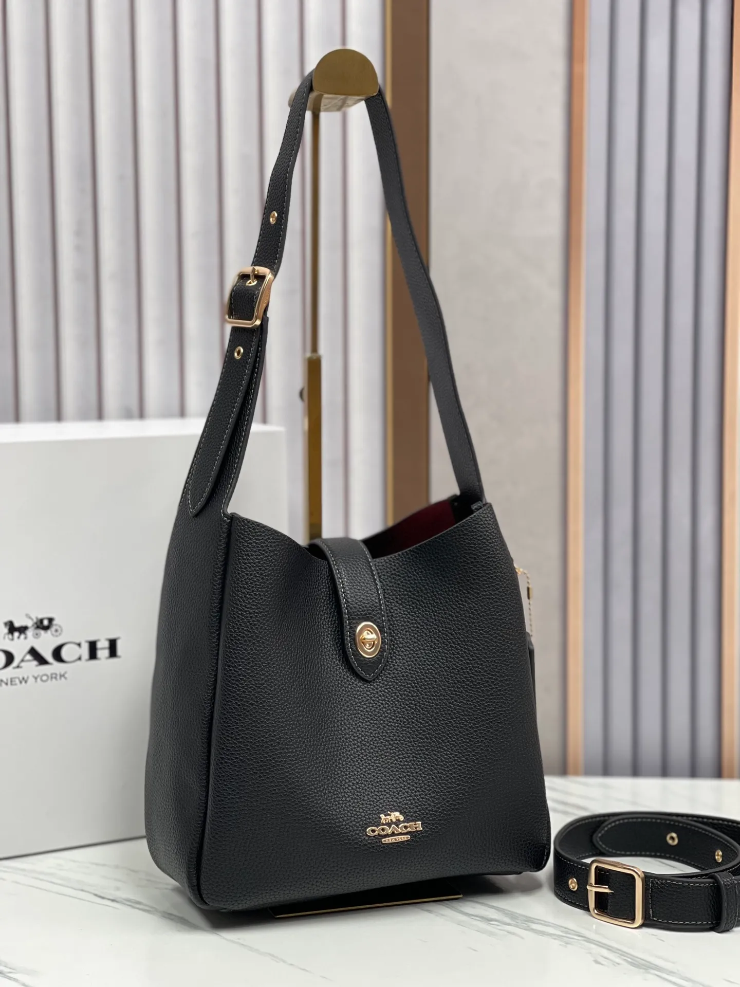 P400💰Coach’s October new product Hadley is simply amazing. Classic C print, fashionable and versatile. Whether it is carried on the shoulder or cross-body, you can easily control various styles. How can you miss such a good product? Hadley Shoulder Bag Model No.: CW002 CW003 CW004 Size: 25-22-8cm