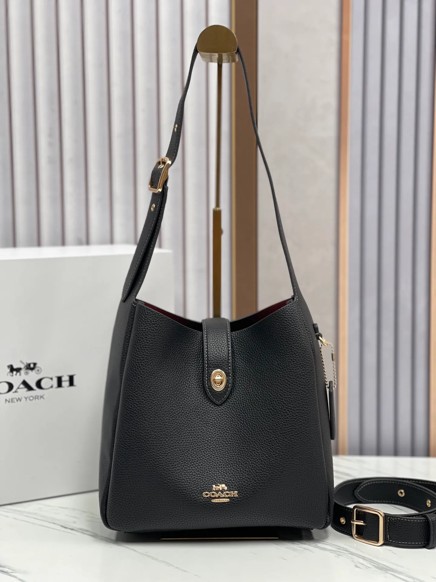 P400💰Coach’s October new product Hadley is simply amazing. Classic C print, fashionable and versatile. Whether it is carried on the shoulder or cross-body, you can easily control various styles. How can you miss such a good product? Hadley Shoulder Bag Model No.: CW002 CW003 CW004 Size: 25-22-8cm
