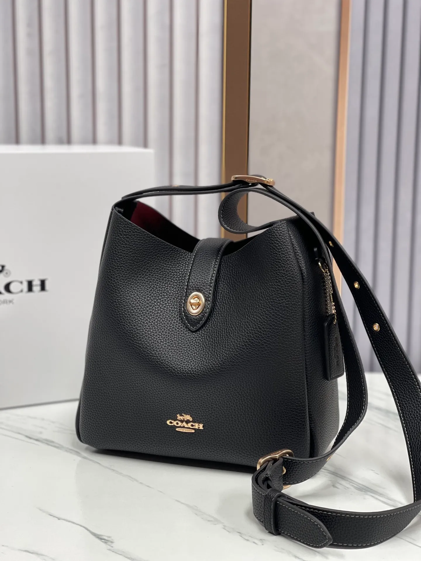 P400💰Coach’s October new product Hadley is simply amazing. Classic C print, fashionable and versatile. Whether it is carried on the shoulder or cross-body, you can easily control various styles. How can you miss such a good product? Hadley Shoulder Bag Model No.: CW002 CW003 CW004 Size: 25-22-8cm