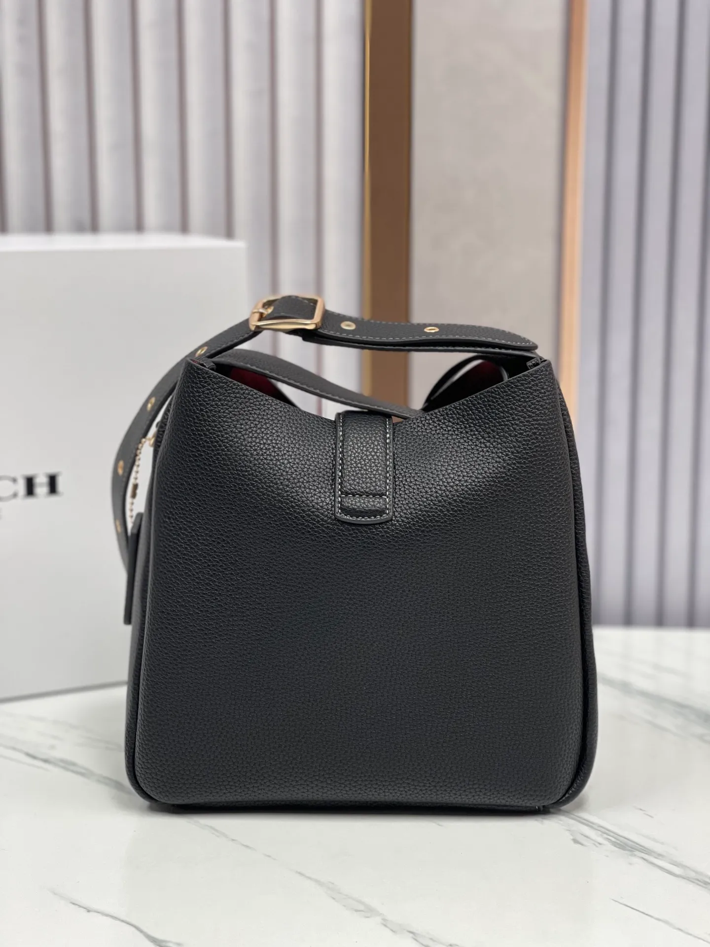 P400💰Coach’s October new product Hadley is simply amazing. Classic C print, fashionable and versatile. Whether it is carried on the shoulder or cross-body, you can easily control various styles. How can you miss such a good product? Hadley Shoulder Bag Model No.: CW002 CW003 CW004 Size: 25-22-8cm
