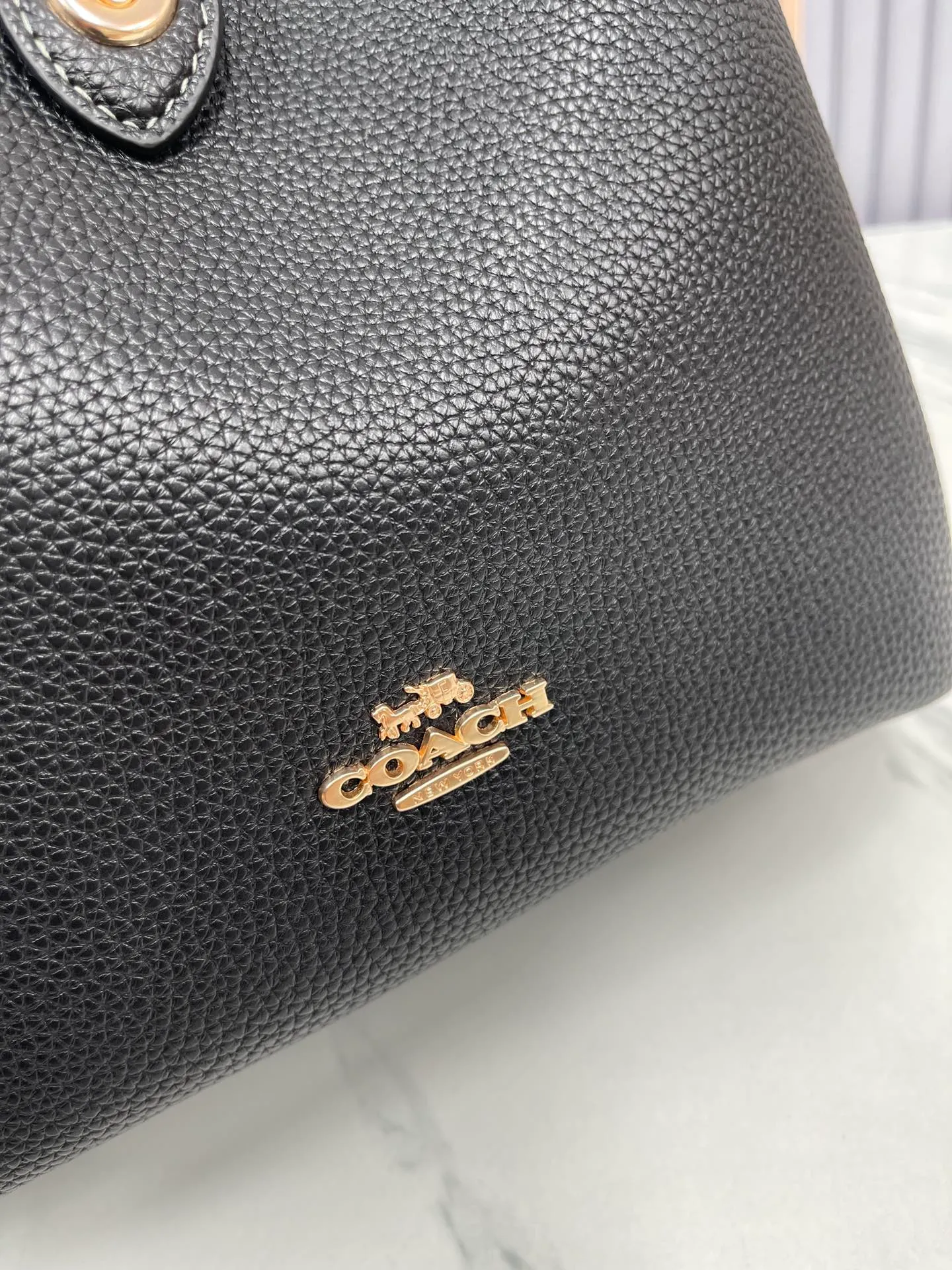 P400💰Coach’s October new product Hadley is simply amazing. Classic C print, fashionable and versatile. Whether it is carried on the shoulder or cross-body, you can easily control various styles. How can you miss such a good product? Hadley Shoulder Bag Model No.: CW002 CW003 CW004 Size: 25-22-8cm