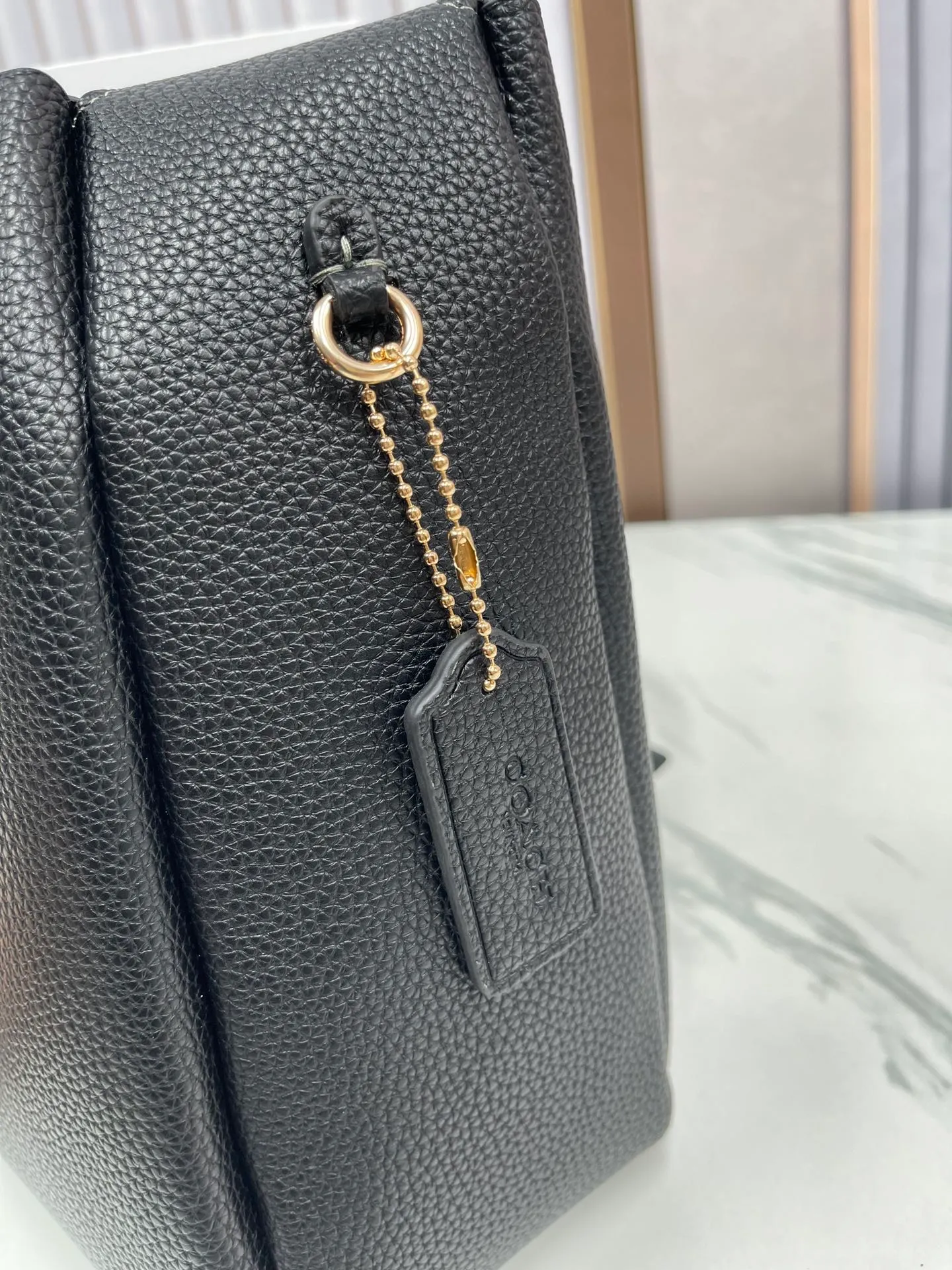 P400💰Coach’s October new product Hadley is simply amazing. Classic C print, fashionable and versatile. Whether it is carried on the shoulder or cross-body, you can easily control various styles. How can you miss such a good product? Hadley Shoulder Bag Model No.: CW002 CW003 CW004 Size: 25-22-8cm