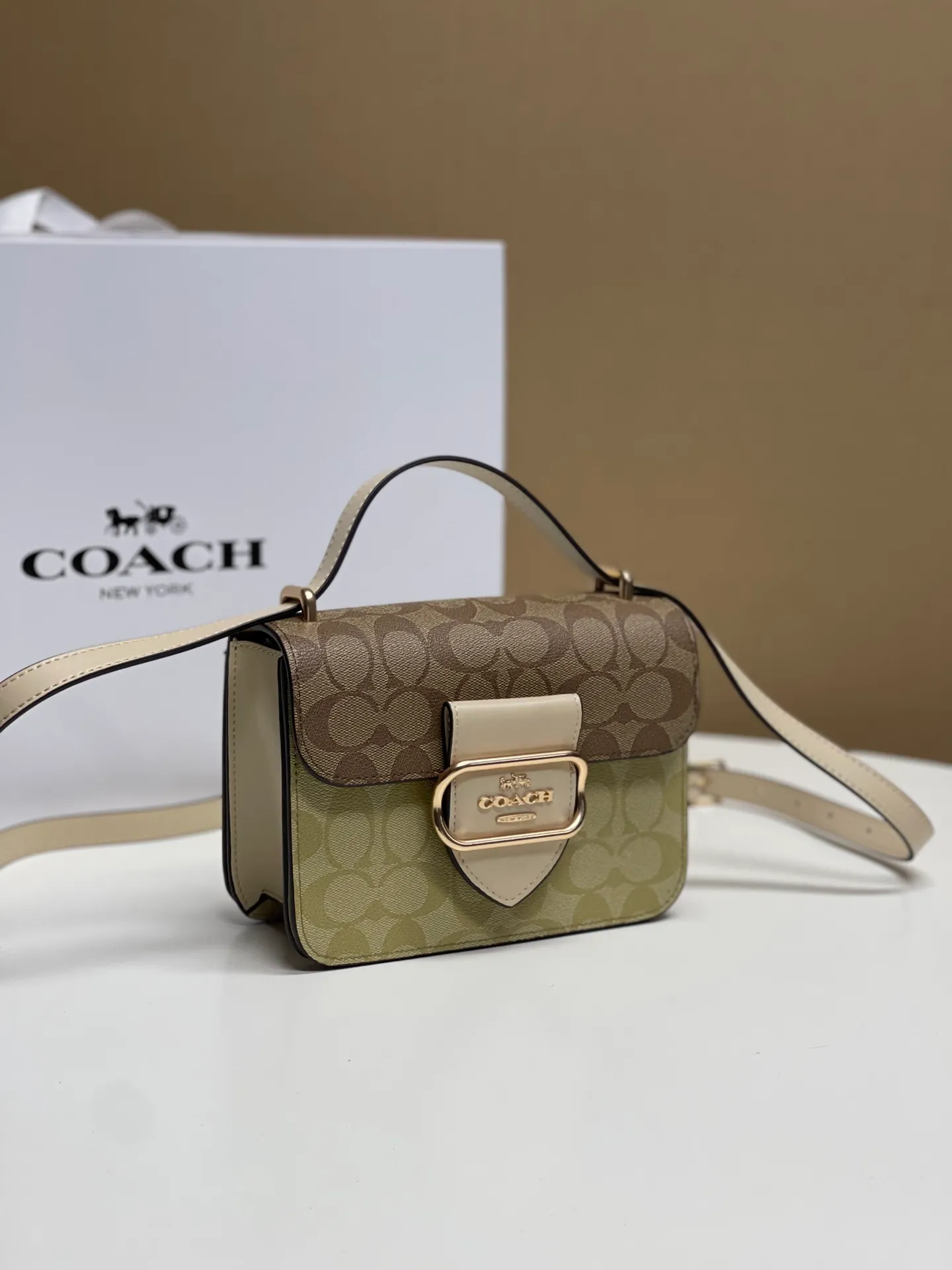 Top original order batch 440💰coach/Coach new model latest August new product model CL429 Morgan series is a must-have for Valentine's Day gifts. Exquisite, compact and playful, wear-resistant and scratch-resistant. The built-in compartment can accommodate a variety of personal belongings. Girls don't have to worry about their belongings when going out. The shoulder strap can be adjusted diagonally or on one shoulder. Super practical