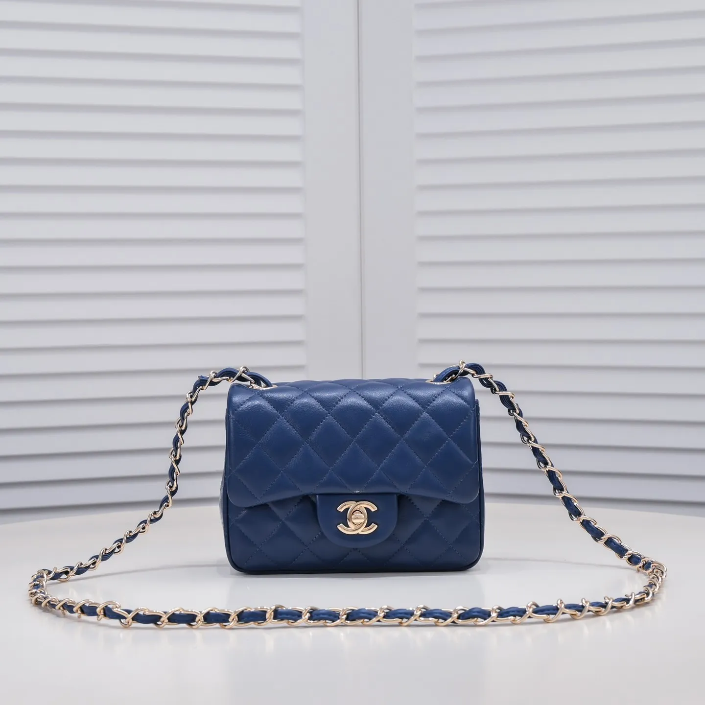 💰310￥Dark blue Chanel🔺🚴🏼💸Choose high-quality sheepskin🌺Original split version and made one to one 💯The hand feel is first-class, 🌲The camera-shaped inspired design fully embodies perfection! [Qiang] [Qiang] Integrates art and practicality, [Ladybug] Gorgeous and low-key plump 💯📨📨Classic is irresistible, ♒ You have to receive it to understand ✈✈🍭🍭Insist on high quality and low price🐟🐟, model number: 1115, size: 17.5*13*5 cm