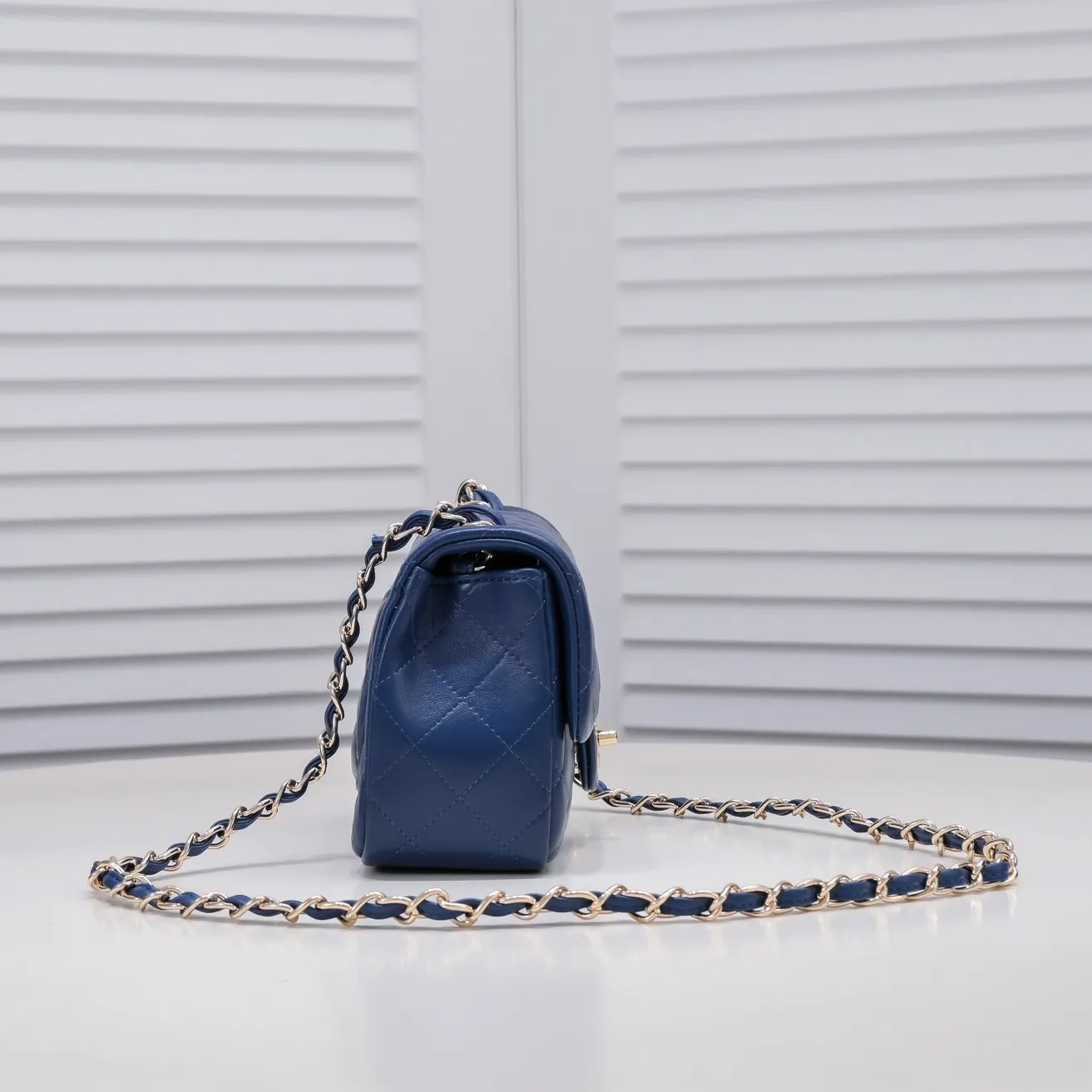 💰310￥Dark blue Chanel🔺🚴🏼💸Choose high-quality sheepskin🌺Original split version and made one to one 💯The hand feel is first-class, 🌲The camera-shaped inspired design fully embodies perfection! [Qiang] [Qiang] Integrates art and practicality, [Ladybug] Gorgeous and low-key plump 💯📨📨Classic is irresistible, ♒ You have to receive it to understand ✈✈🍭🍭Insist on high quality and low price🐟🐟, model number: 1115, size: 17.5*13*5 cm