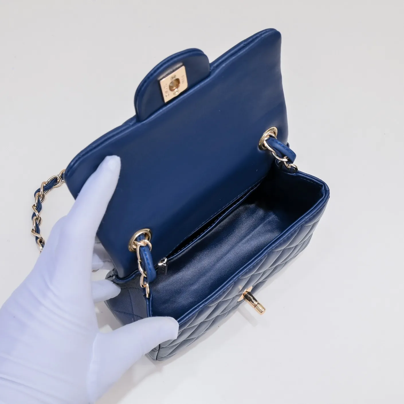 💰310￥Dark blue Chanel🔺🚴🏼💸Choose high-quality sheepskin🌺Original split version and made one to one 💯The hand feel is first-class, 🌲The camera-shaped inspired design fully embodies perfection! [Qiang] [Qiang] Integrates art and practicality, [Ladybug] Gorgeous and low-key plump 💯📨📨Classic is irresistible, ♒ You have to receive it to understand ✈✈🍭🍭Insist on high quality and low price🐟🐟, model number: 1115, size: 17.5*13*5 cm