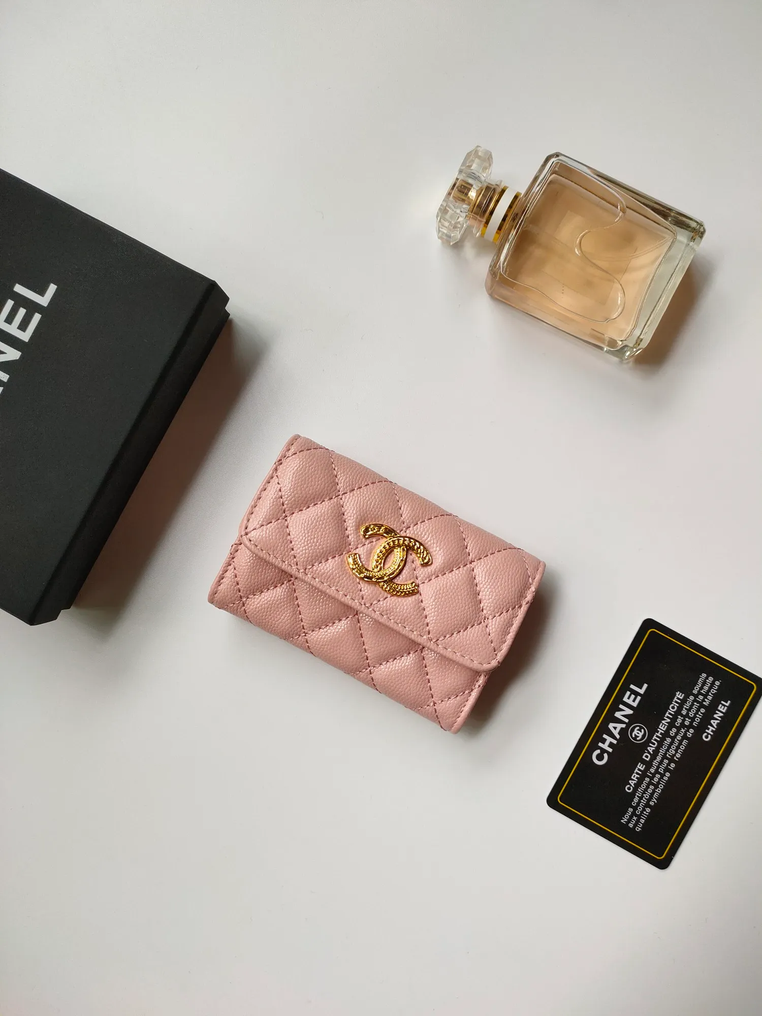 💰140💰 Model AP6118 CHANEL 22k embossed hardware, new double C large lgo with exquisite replica flavor, very beautiful, official website 2023 latest 🆕Card holder Caviar medium ball grain cowhide is scratch-resistant, super glossy, no problem to put about 10 cards, one card can be placed in the cover card slot, and cards + coins can also be placed in the middle It is troublesome to carry a bag that is too big in summer, so it is suitable to put it in a mini bag, which is also convenient to carry in your pocket😍