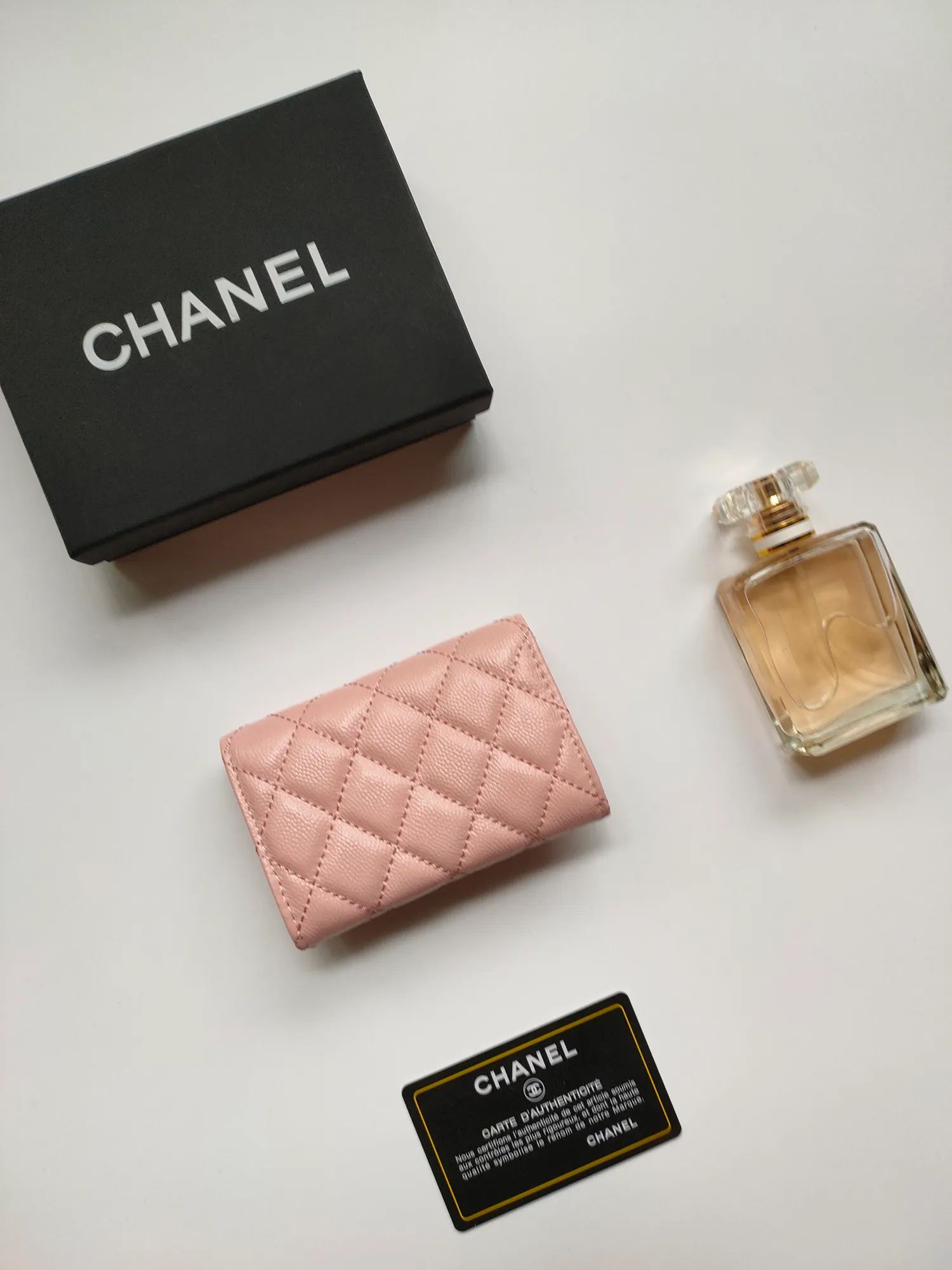 💰140💰 Model AP6118 CHANEL 22k embossed hardware, new double C large lgo with exquisite replica flavor, very beautiful, official website 2023 latest 🆕Card holder Caviar medium ball grain cowhide is scratch-resistant, super glossy, no problem to put about 10 cards, one card can be placed in the cover card slot, and cards + coins can also be placed in the middle It is troublesome to carry a bag that is too big in summer, so it is suitable to put it in a mini bag, which is also convenient to carry in your pocket😍