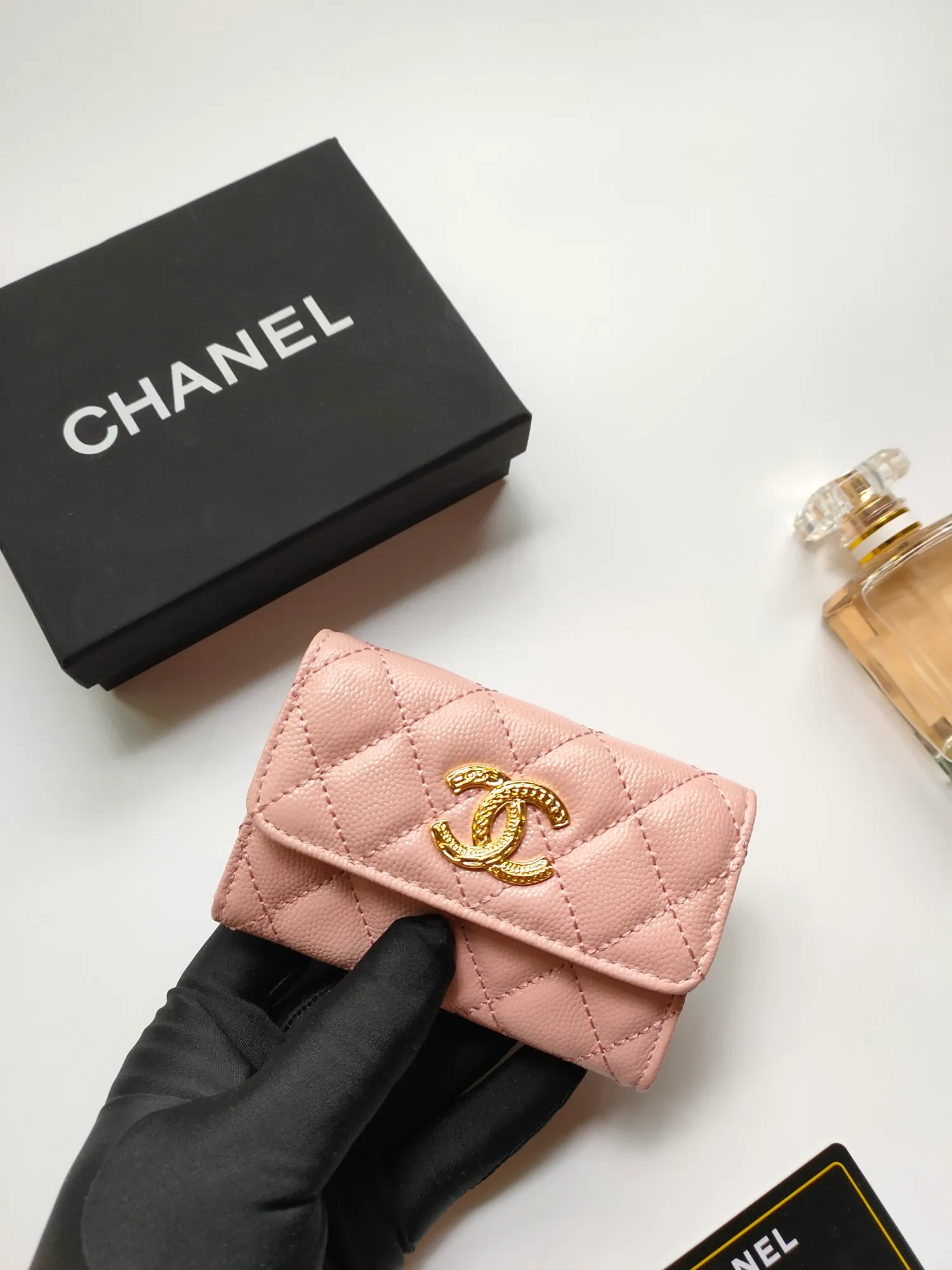 💰140💰 Model AP6118 CHANEL 22k embossed hardware, new double C large lgo with exquisite replica flavor, very beautiful, official website 2023 latest 🆕Card holder Caviar medium ball grain cowhide is scratch-resistant, super glossy, no problem to put about 10 cards, one card can be placed in the cover card slot, and cards + coins can also be placed in the middle It is troublesome to carry a bag that is too big in summer, so it is suitable to put it in a mini bag, which is also convenient to carry in your pocket😍