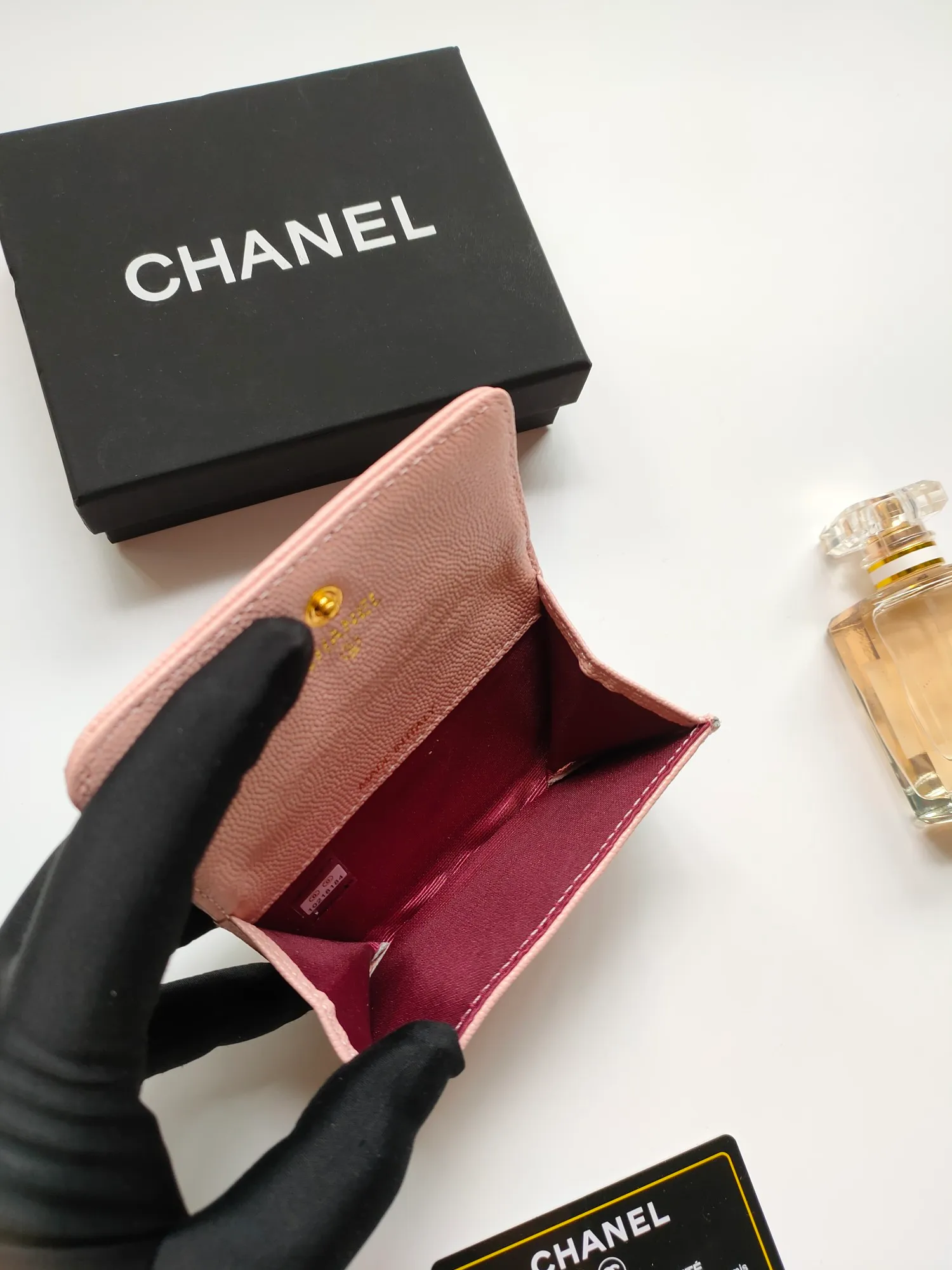 💰140💰 Model AP6118 CHANEL 22k embossed hardware, new double C large lgo with exquisite replica flavor, very beautiful, official website 2023 latest 🆕Card holder Caviar medium ball grain cowhide is scratch-resistant, super glossy, no problem to put about 10 cards, one card can be placed in the cover card slot, and cards + coins can also be placed in the middle It is troublesome to carry a bag that is too big in summer, so it is suitable to put it in a mini bag, which is also convenient to carry in your pocket😍