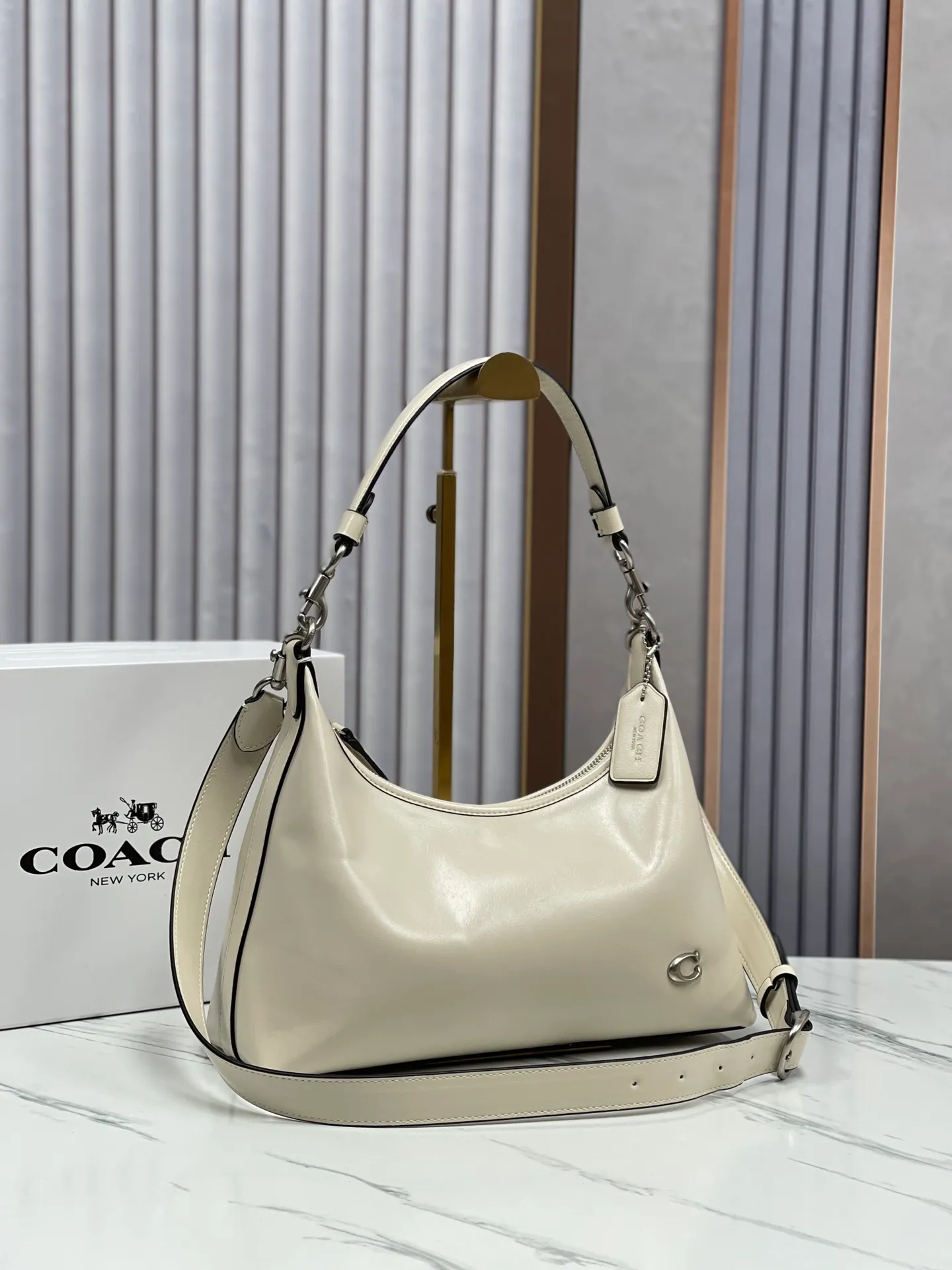 Top original order, batch 440💰 coach new model, new model CR652 in April. Juliet Shoulder with oil wax leather texture, super simple and elegant style. I love it. It is made of ultra-light material design. It can be worn cross-body under the arm. The capacity is also very large. You can put an umbrella in it. I like the three colors. Size: 30·22·11.5