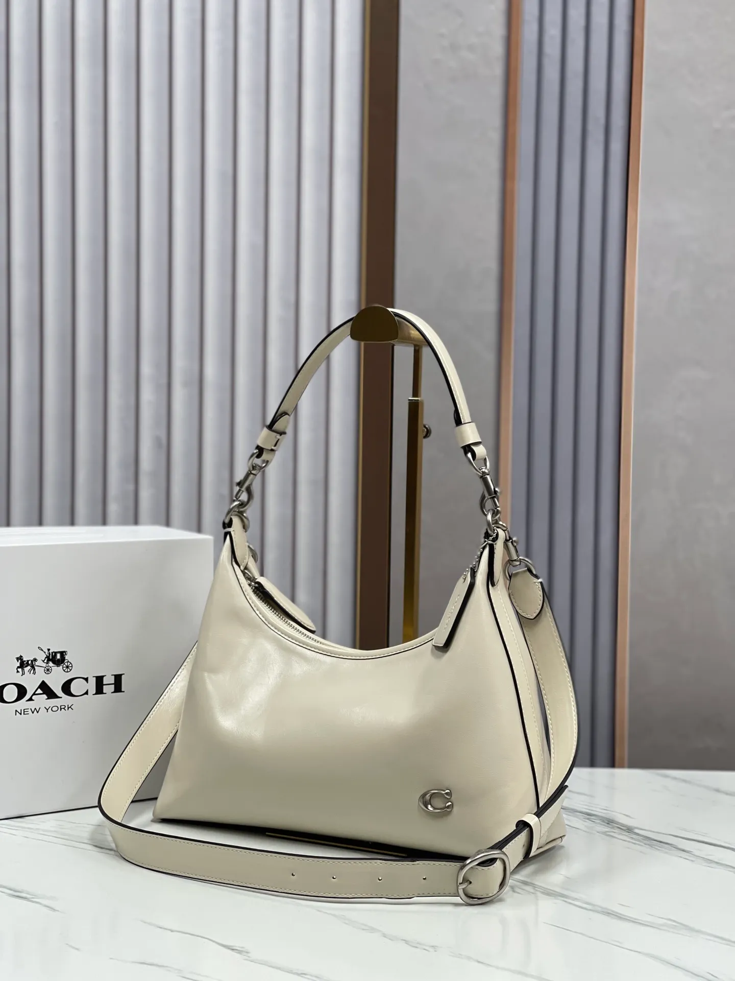Top original order, batch 440💰 coach new model, new model CR652 in April. Juliet Shoulder with oil wax leather texture, super simple and elegant style. I love it. It is made of ultra-light material design. It can be worn cross-body under the arm. The capacity is also very large. You can put an umbrella in it. I like the three colors. Size: 30·22·11.5