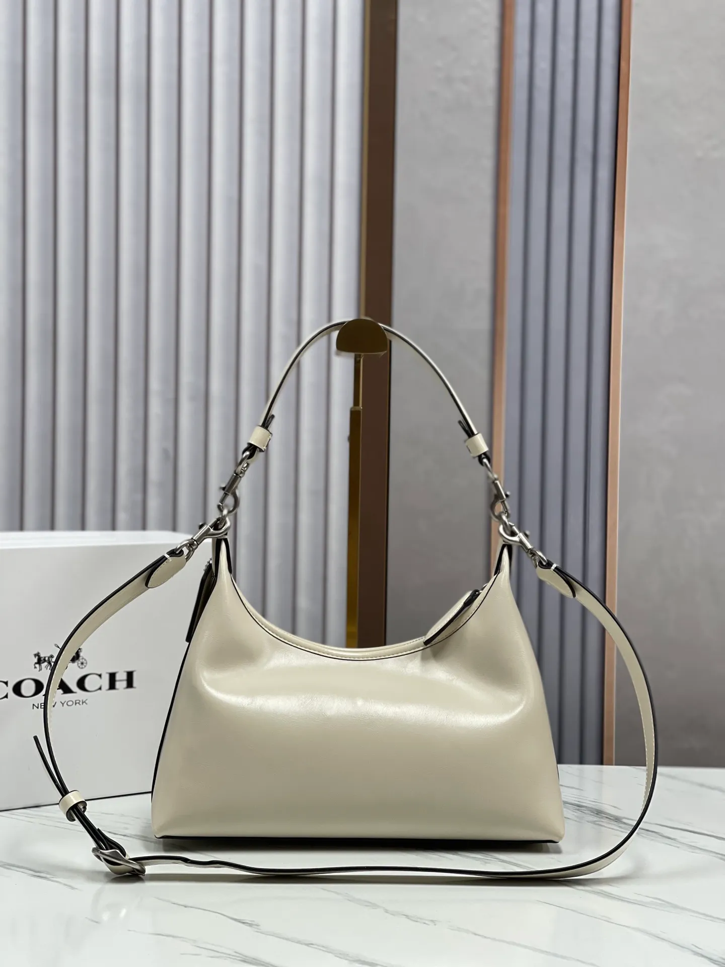 Top original order, batch 440💰 coach new model, new model CR652 in April. Juliet Shoulder with oil wax leather texture, super simple and elegant style. I love it. It is made of ultra-light material design. It can be worn cross-body under the arm. The capacity is also very large. You can put an umbrella in it. I like the three colors. Size: 30·22·11.5
