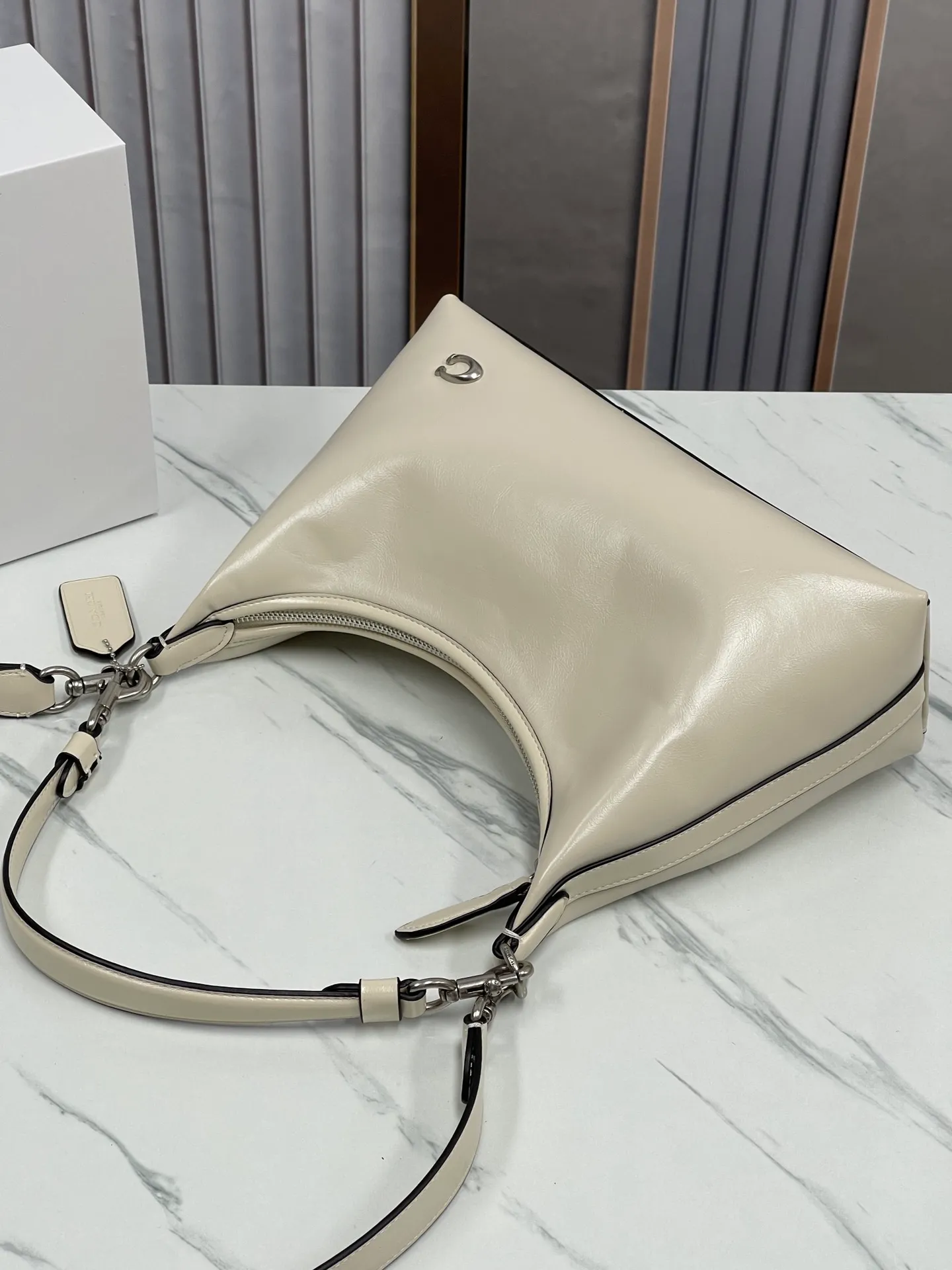 Top original order, batch 440💰 coach new model, new model CR652 in April. Juliet Shoulder with oil wax leather texture, super simple and elegant style. I love it. It is made of ultra-light material design. It can be worn cross-body under the arm. The capacity is also very large. You can put an umbrella in it. I like the three colors. Size: 30·22·11.5