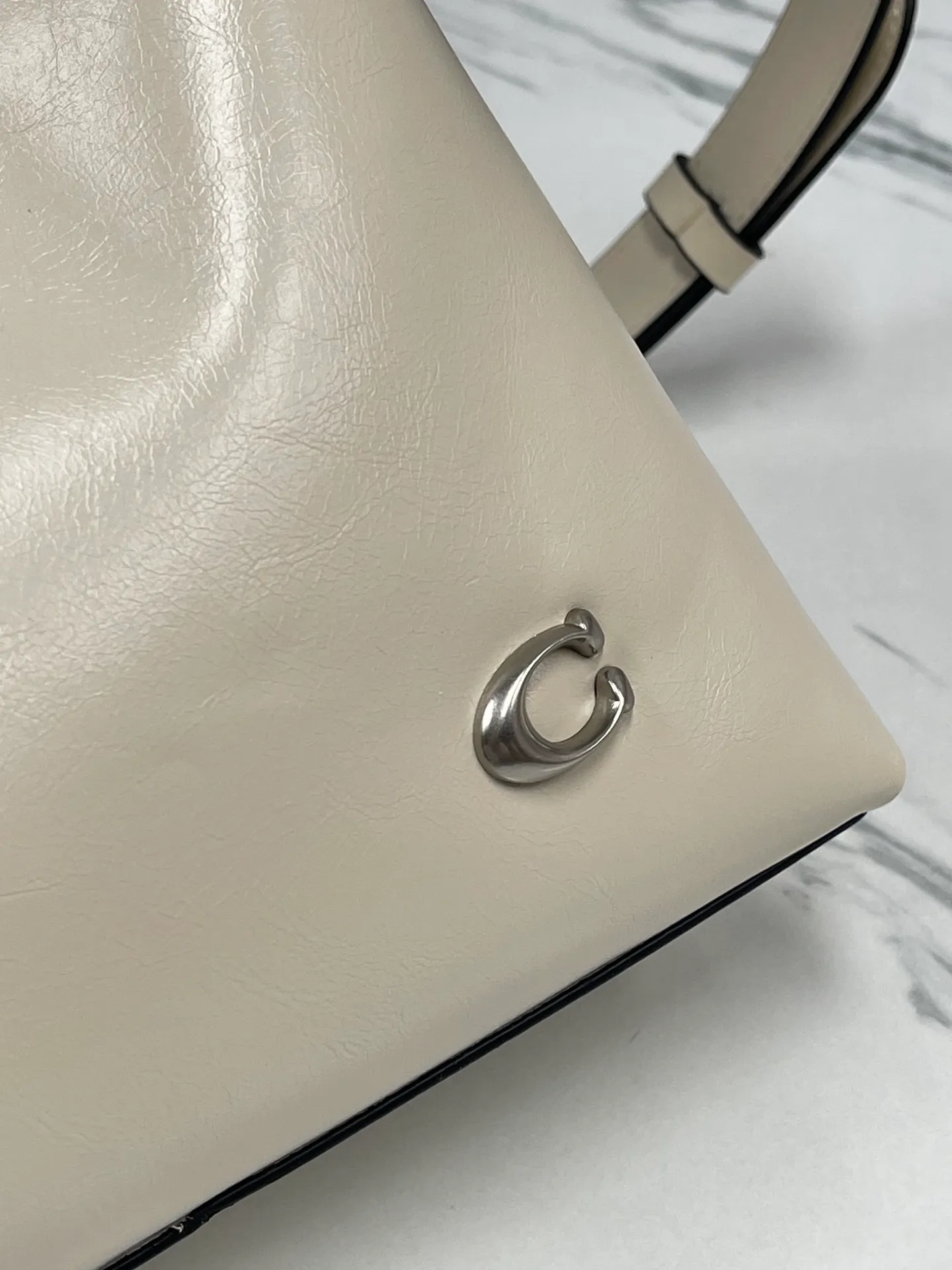 Top original order, batch 440💰 coach new model, new model CR652 in April. Juliet Shoulder with oil wax leather texture, super simple and elegant style. I love it. It is made of ultra-light material design. It can be worn cross-body under the arm. The capacity is also very large. You can put an umbrella in it. I like the three colors. Size: 30·22·11.5