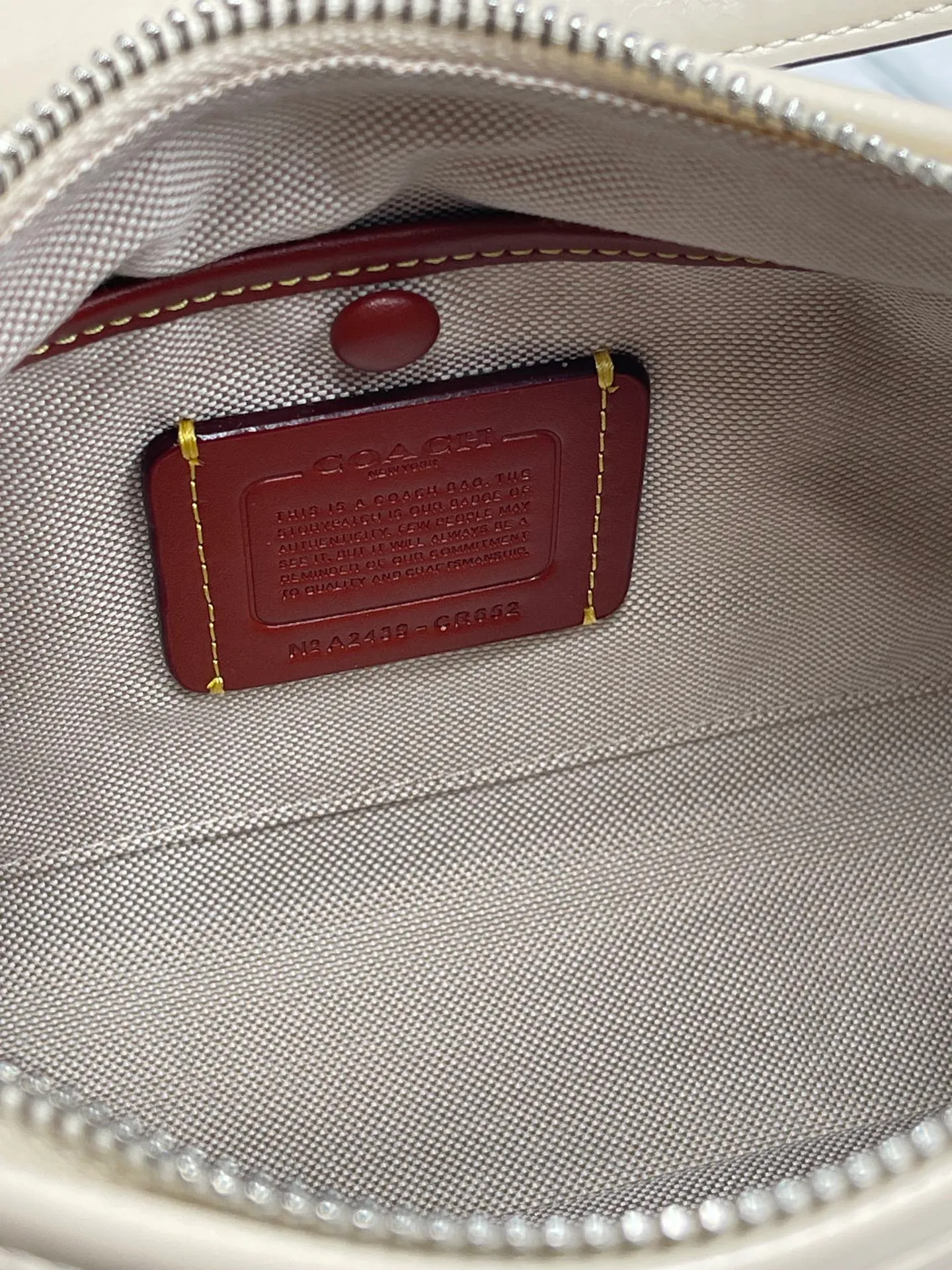 Top original order, batch 440💰 coach new model, new model CR652 in April. Juliet Shoulder with oil wax leather texture, super simple and elegant style. I love it. It is made of ultra-light material design. It can be worn cross-body under the arm. The capacity is also very large. You can put an umbrella in it. I like the three colors. Size: 30·22·11.5