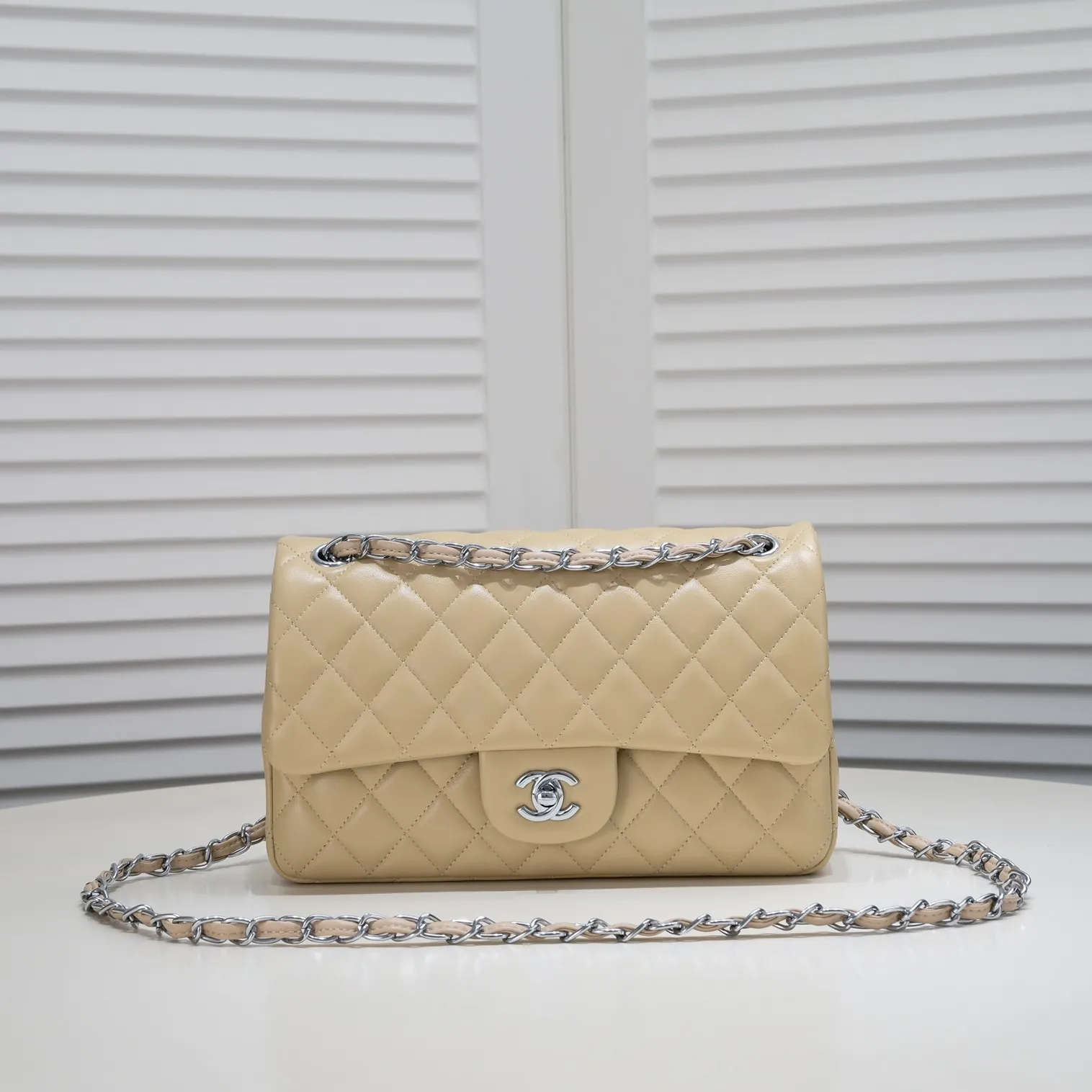 💰400￥Apricot Chanel🔥Exclusive quality real shot shipment✈️Official website updated simultaneously👑Chanel sheep pattern classic style with original hardware, summer style is coming💋CHANEL ‼ ️Crossbody bag, sheepskin with red lining🌸‼ ️ 🙈Fashion new favorite🙈 Size: 25.5*16*6.5. Style number: 1112 sheepskin