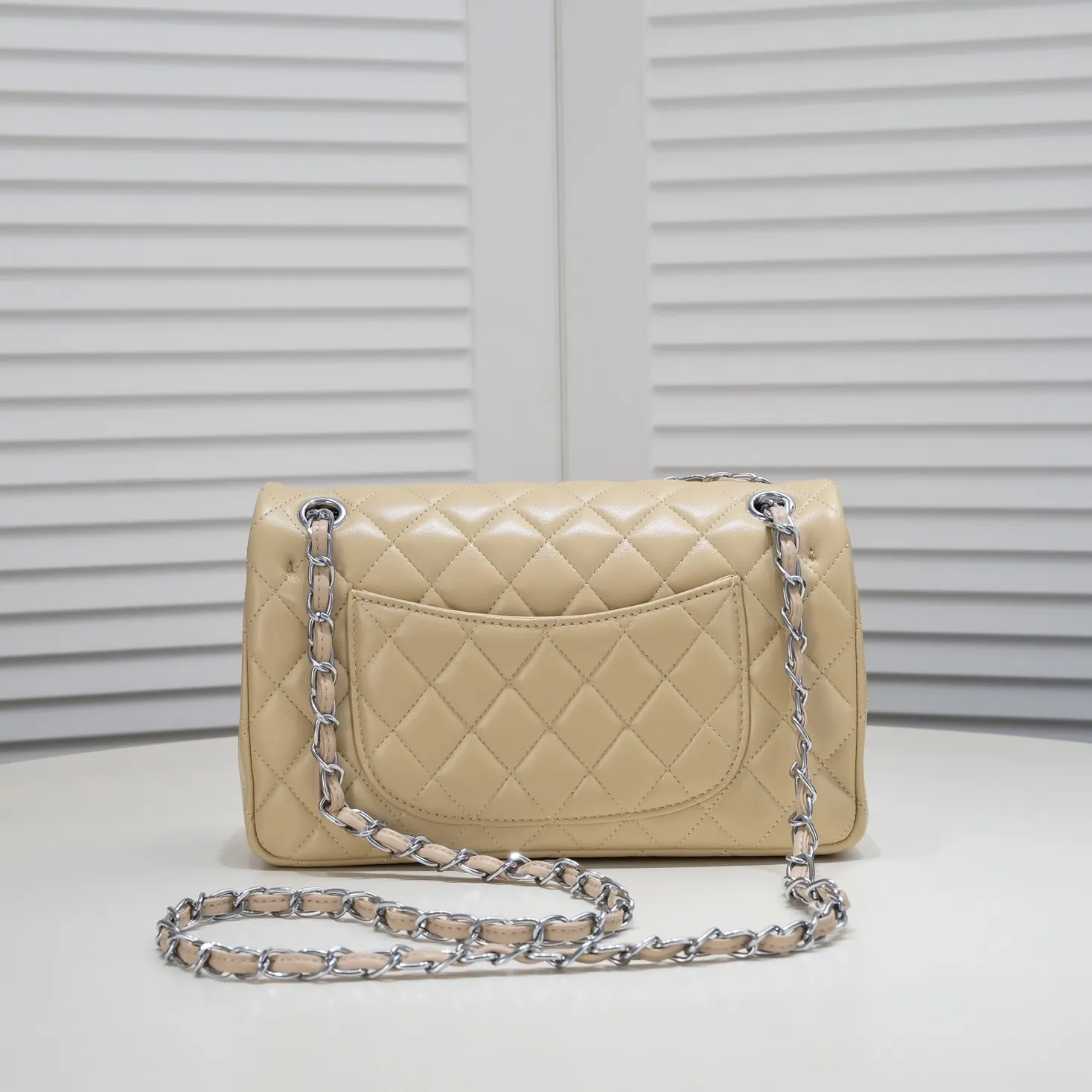 💰400￥Apricot Chanel🔥Exclusive quality real shot shipment✈️Official website updated simultaneously👑Chanel sheep pattern classic style with original hardware, summer style is coming💋CHANEL ‼ ️Crossbody bag, sheepskin with red lining🌸‼ ️ 🙈Fashion new favorite🙈 Size: 25.5*16*6.5. Style number: 1112 sheepskin