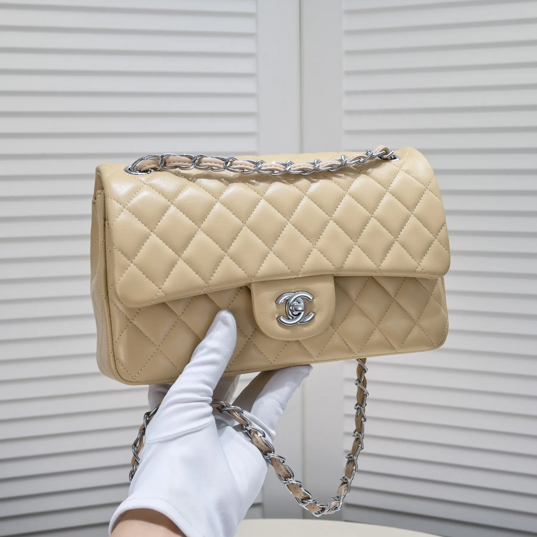💰400￥Apricot Chanel🔥Exclusive quality real shot shipment✈️Official website updated simultaneously👑Chanel sheep pattern classic style with original hardware, summer style is coming💋CHANEL ‼ ️Crossbody bag, sheepskin with red lining🌸‼ ️ 🙈Fashion new favorite🙈 Size: 25.5*16*6.5. Style number: 1112 sheepskin