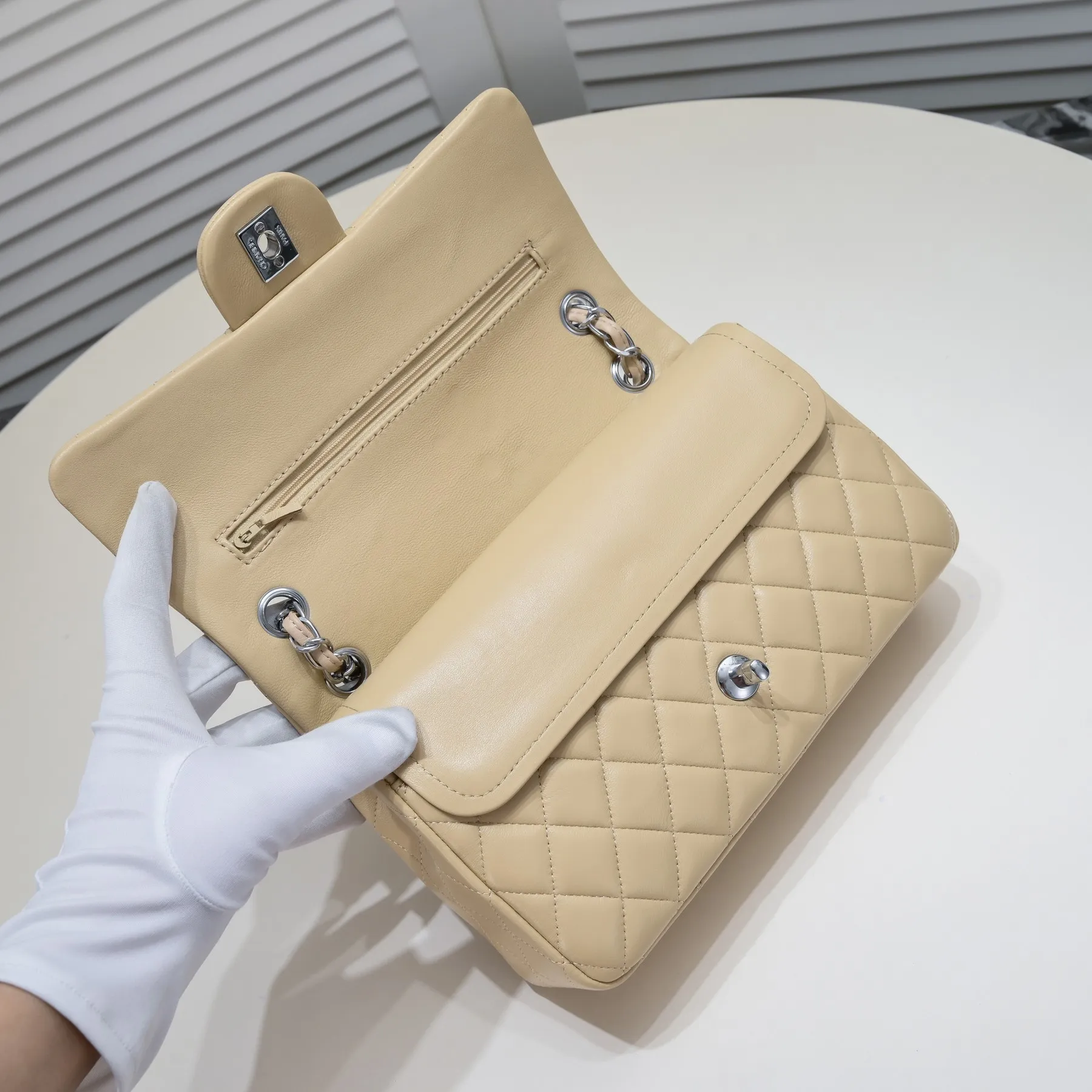 💰400￥Apricot Chanel🔥Exclusive quality real shot shipment✈️Official website updated simultaneously👑Chanel sheep pattern classic style with original hardware, summer style is coming💋CHANEL ‼ ️Crossbody bag, sheepskin with red lining🌸‼ ️ 🙈Fashion new favorite🙈 Size: 25.5*16*6.5. Style number: 1112 sheepskin