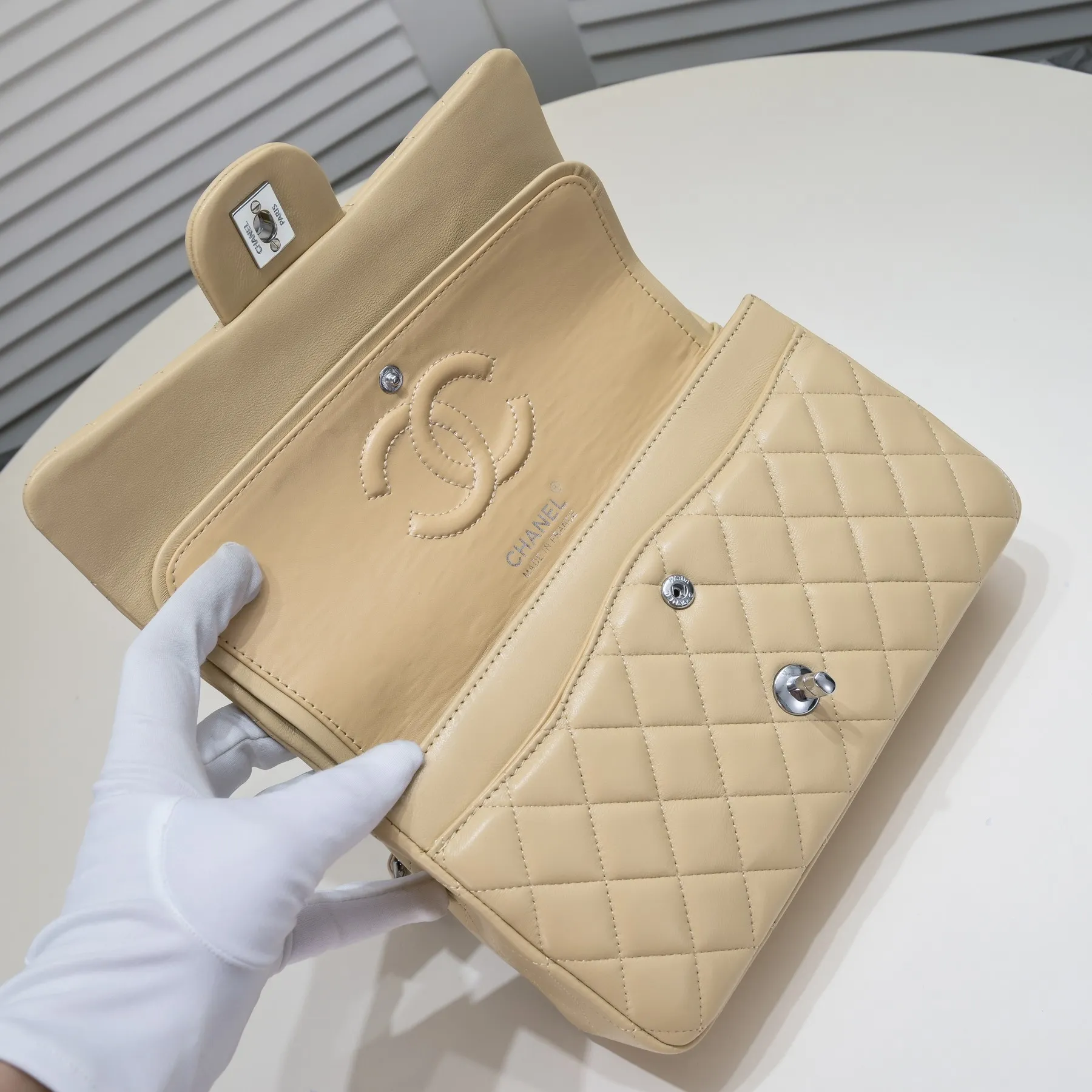 💰400￥Apricot Chanel🔥Exclusive quality real shot shipment✈️Official website updated simultaneously👑Chanel sheep pattern classic style with original hardware, summer style is coming💋CHANEL ‼ ️Crossbody bag, sheepskin with red lining🌸‼ ️ 🙈Fashion new favorite🙈 Size: 25.5*16*6.5. Style number: 1112 sheepskin