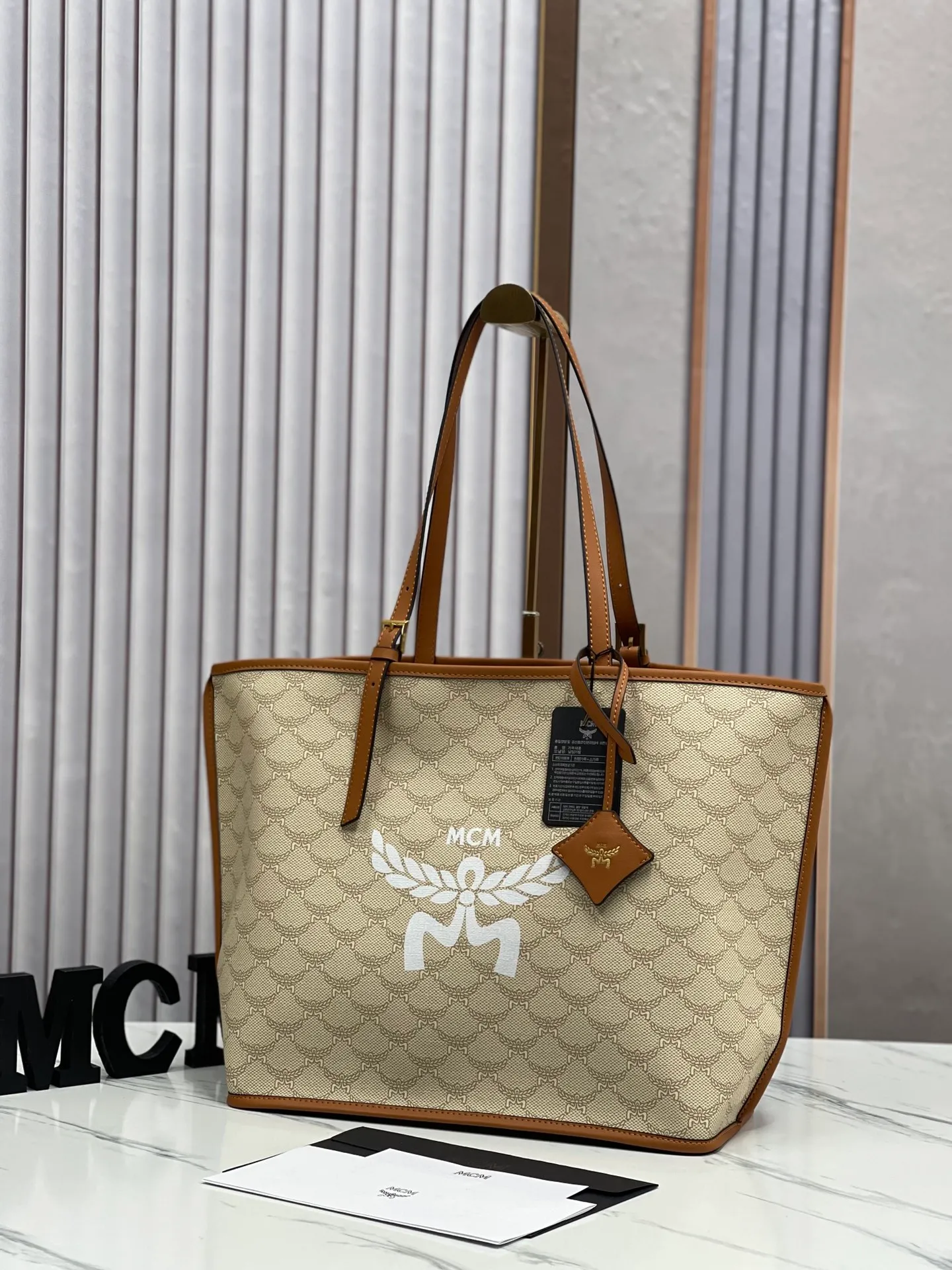 Top original order p430💰💐Newly upgraded MCM HIMMEL new large shopping bag mother bag backpack women's bag large model 705🎋This shopping bag is decorated with bay leaves, forming a classic Lauretos pattern, highlighting MCM's exquisite craftsmanship. Nappa leather elements such as the bag handles and the removable Bavarian diamond pattern tag are inspired by the brand’s legendary travel heritage and complement the bag’s silhouette. The included classic pattern clutch doubles as a stand-alone wallet for short trips. Size 35X32X17