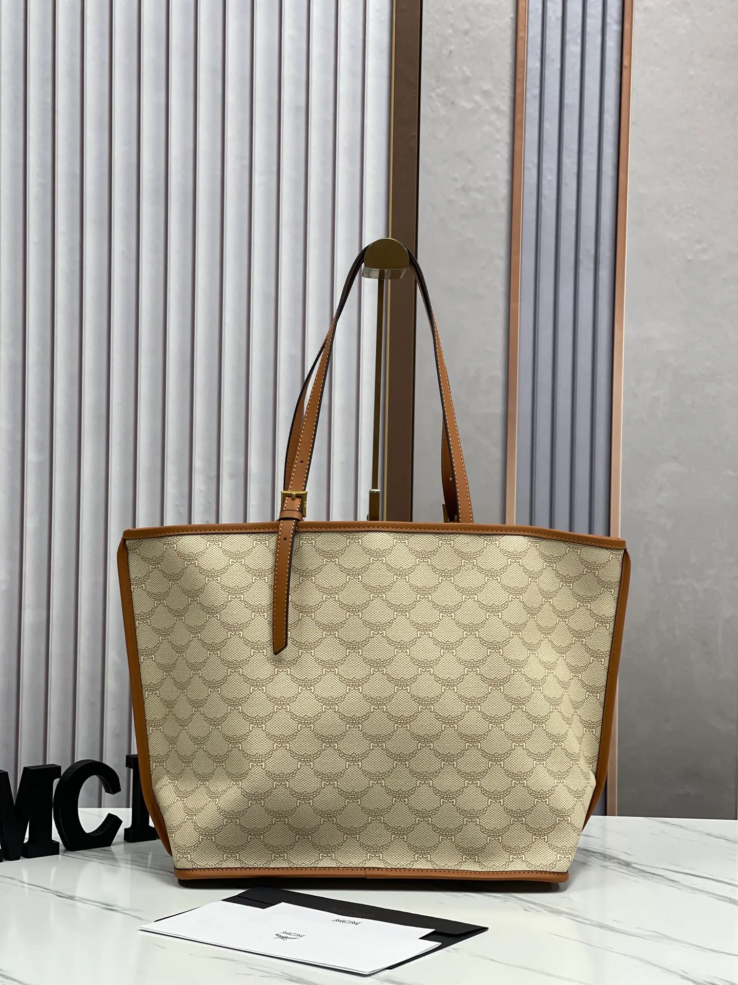 Top original order p430💰💐Newly upgraded MCM HIMMEL new large shopping bag mother bag backpack women's bag large model 705🎋This shopping bag is decorated with bay leaves, forming a classic Lauretos pattern, highlighting MCM's exquisite craftsmanship. Nappa leather elements such as the bag handles and the removable Bavarian diamond pattern tag are inspired by the brand’s legendary travel heritage and complement the bag’s silhouette. The included classic pattern clutch doubles as a stand-alone wallet for short trips. Size 35X32X17
