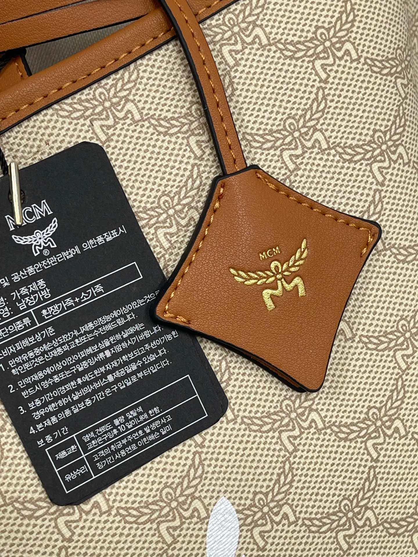 Top original order p430💰💐Newly upgraded MCM HIMMEL new large shopping bag mother bag backpack women's bag large model 705🎋This shopping bag is decorated with bay leaves, forming a classic Lauretos pattern, highlighting MCM's exquisite craftsmanship. Nappa leather elements such as the bag handles and the removable Bavarian diamond pattern tag are inspired by the brand’s legendary travel heritage and complement the bag’s silhouette. The included classic pattern clutch doubles as a stand-alone wallet for short trips. Size 35X32X17