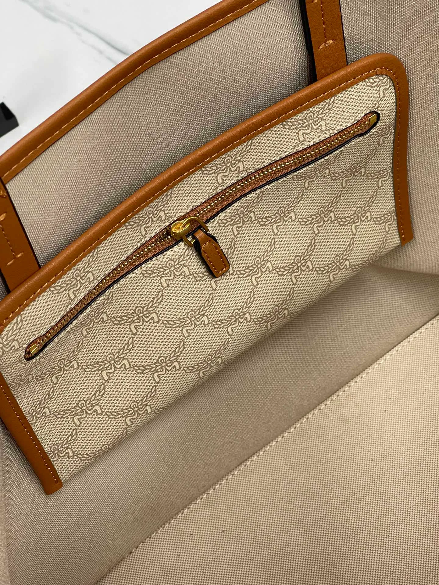 Top original order p430💰💐Newly upgraded MCM HIMMEL new large shopping bag mother bag backpack women's bag large model 705🎋This shopping bag is decorated with bay leaves, forming a classic Lauretos pattern, highlighting MCM's exquisite craftsmanship. Nappa leather elements such as the bag handles and the removable Bavarian diamond pattern tag are inspired by the brand’s legendary travel heritage and complement the bag’s silhouette. The included classic pattern clutch doubles as a stand-alone wallet for short trips. Size 35X32X17