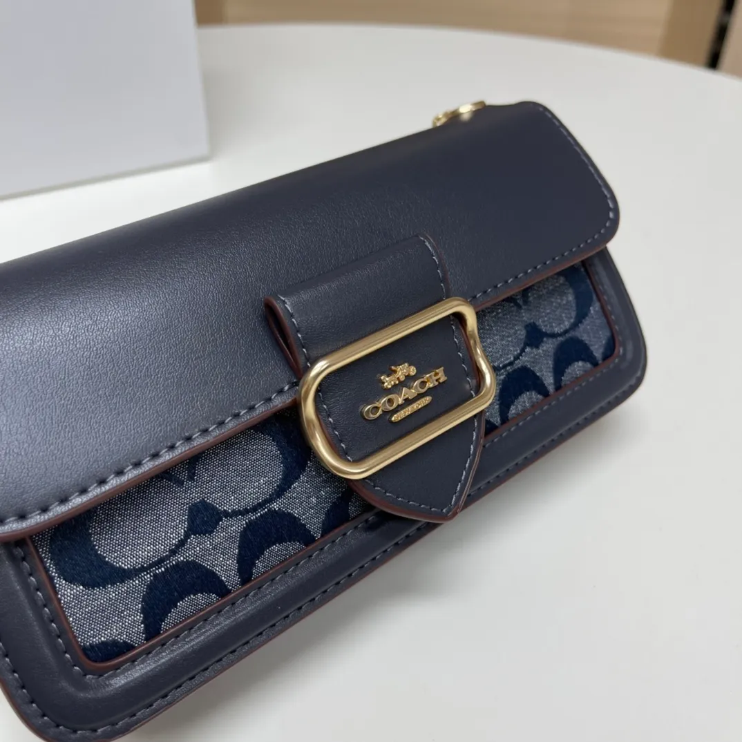 Batch 420💰New chain bag model CF150🚀Morgan series small chain crossbody. My favorite small and portable chain bag. It is enough to carry small things when going out, and there is no problem with mobile phones. Matching: This version plus this color matching, it can be matched with anything. Versatile style! You can’t go wrong with anything. Small and cute. Chain: This is a chain shoulder strap, which can be changed at will, either long and cross-body, or short on the side. You can also use it as an evening bag without the shoulder strap. It’s so beautiful and versatile ~ Size: 20*10*4.5.