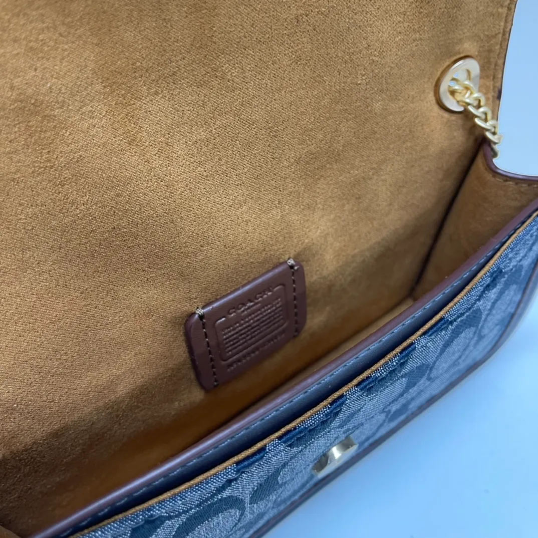 Batch 420💰New chain bag model CF150🚀Morgan series small chain crossbody. My favorite small and portable chain bag. It is enough to carry small things when going out, and there is no problem with mobile phones. Matching: This version plus this color matching, it can be matched with anything. Versatile style! You can’t go wrong with anything. Small and cute. Chain: This is a chain shoulder strap, which can be changed at will, either long and cross-body, or short on the side. You can also use it as an evening bag without the shoulder strap. It’s so beautiful and versatile ~ Size: 20*10*4.5.