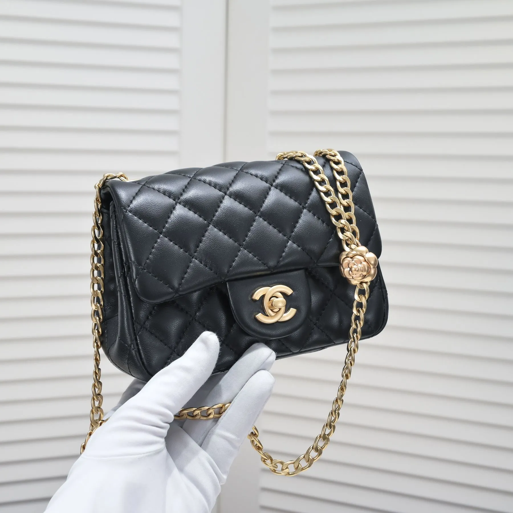 💰340￥Camellia adjusting buckle series in small size 23s. The main design of the s series every year continues the classic inheritance of the past. The golden ball, gold pillar, football walnut ball and love adjusting buckle are beautiful, but the camellia has the essence and soul of Chanel! The camellia has been interpreted differently for hundreds of years. It rarely appears on bags! Style number: 9101 Size: 13*18*7cm