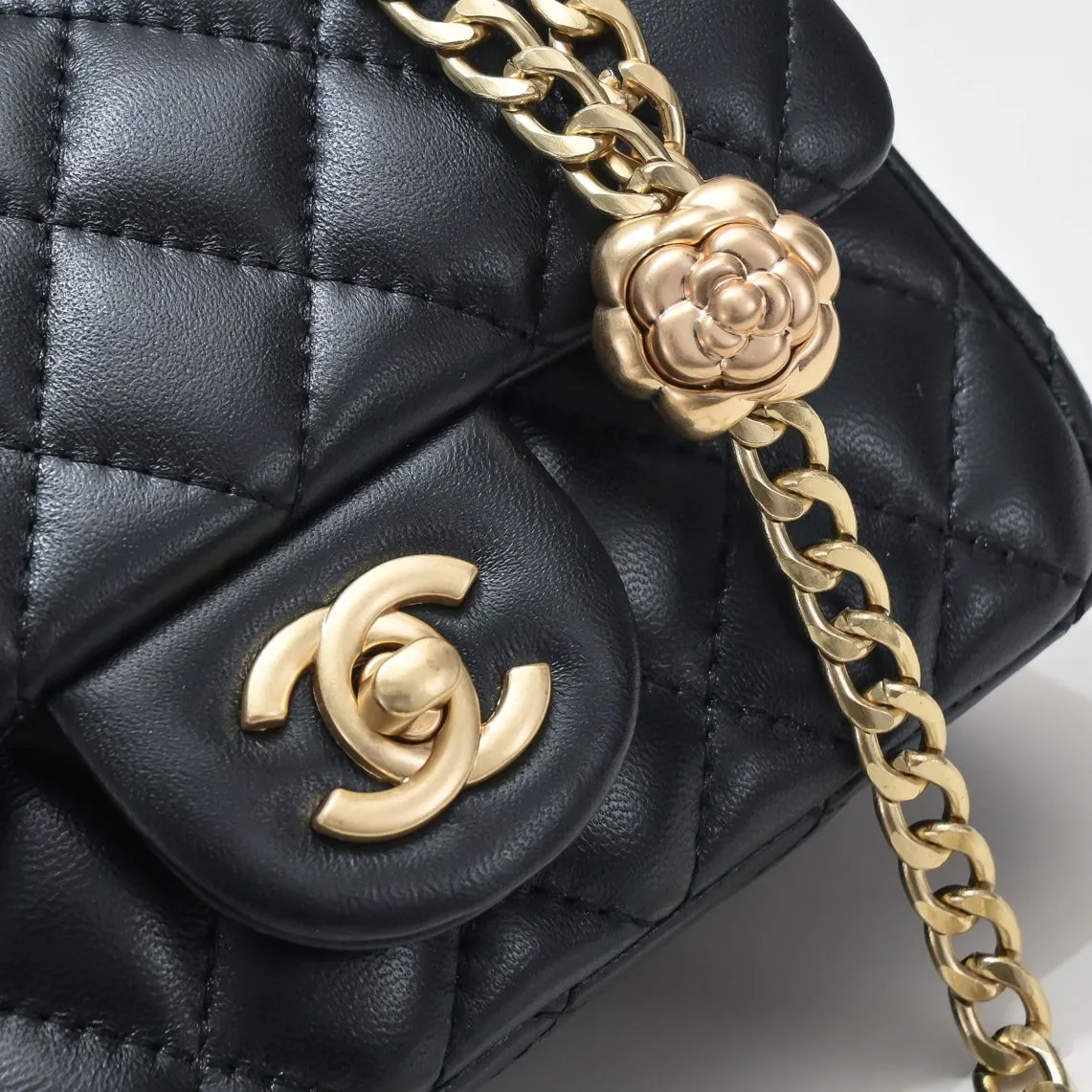 💰340￥Camellia adjusting buckle series in small size 23s. The main design of the s series every year continues the classic inheritance of the past. The golden ball, gold pillar, football walnut ball and love adjusting buckle are beautiful, but the camellia has the essence and soul of Chanel! The camellia has been interpreted differently for hundreds of years. It rarely appears on bags! Style number: 9101 Size: 13*18*7cm