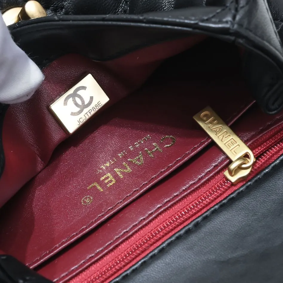 💰340￥Camellia adjusting buckle series in small size 23s. The main design of the s series every year continues the classic inheritance of the past. The golden ball, gold pillar, football walnut ball and love adjusting buckle are beautiful, but the camellia has the essence and soul of Chanel! The camellia has been interpreted differently for hundreds of years. It rarely appears on bags! Style number: 9101 Size: 13*18*7cm