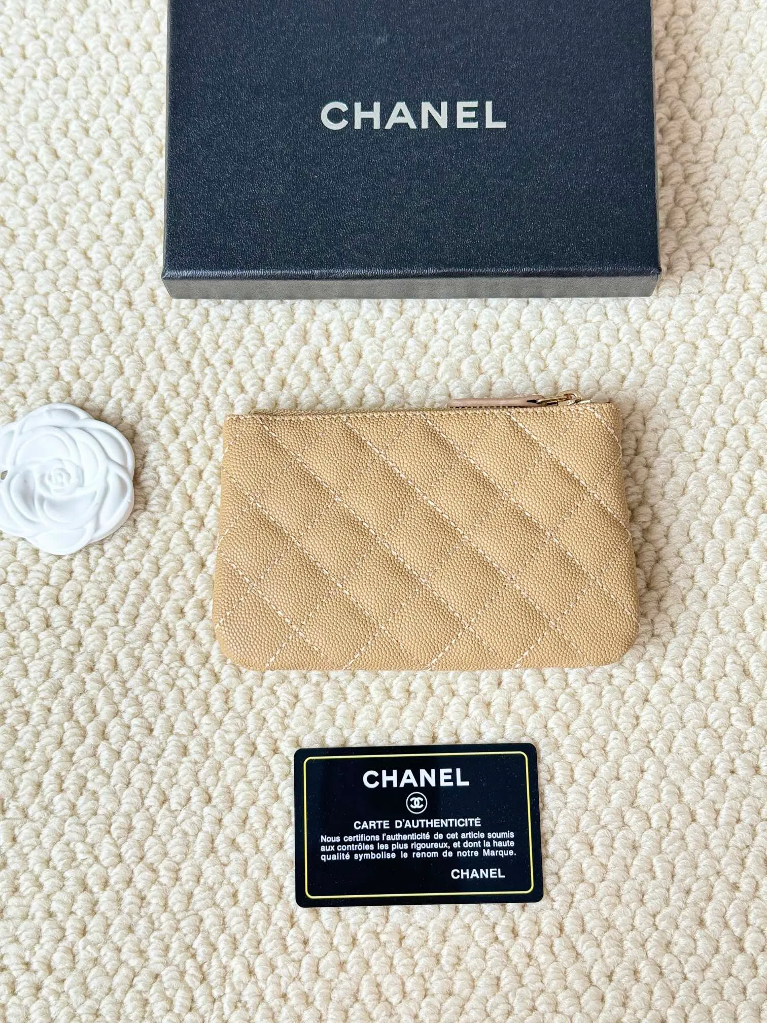 💰130 CHANEL Classic Caviar has a fresh design, with an exquisite replica flavor, very beautiful, the latest in 2023 from the official website🆕Card holder Caviar medium ball grain cowhide is scratch-resistant and has a super glossy feel. It is troublesome to carry a bag that is too big in summer. It is suitable for putting in a mini bag and convenient for carrying in your pocket😍 The bag has a zipper, which is super practical. You can also put cards, change, coins, and keys inside! Style number: 82365 Size: 15*8.5