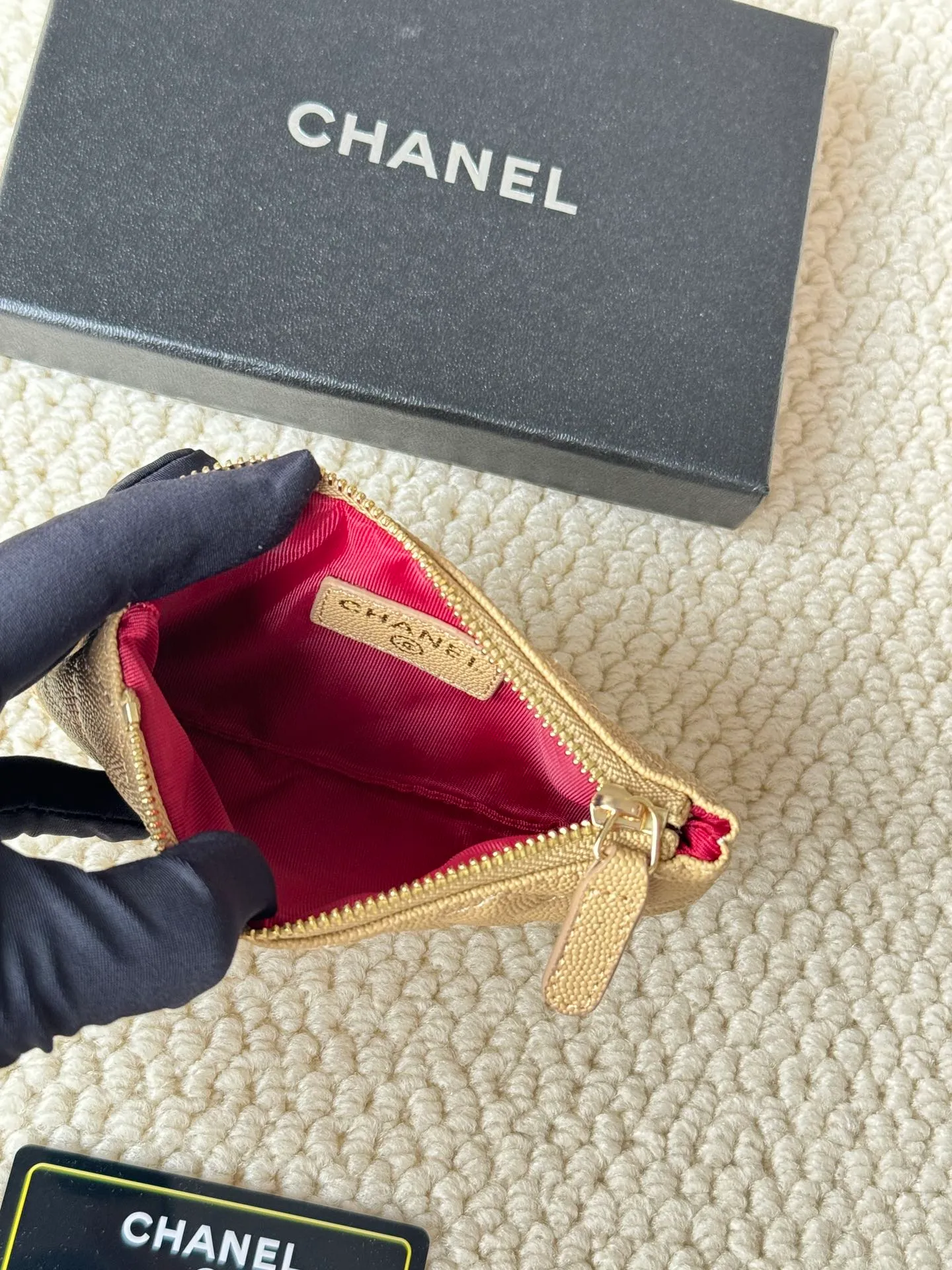 💰130 CHANEL Classic Caviar has a fresh design, with an exquisite replica flavor, very beautiful, the latest in 2023 from the official website🆕Card holder Caviar medium ball grain cowhide is scratch-resistant and has a super glossy feel. It is troublesome to carry a bag that is too big in summer. It is suitable for putting in a mini bag and convenient for carrying in your pocket😍 The bag has a zipper, which is super practical. You can also put cards, change, coins, and keys inside! Style number: 82365 Size: 15*8.5