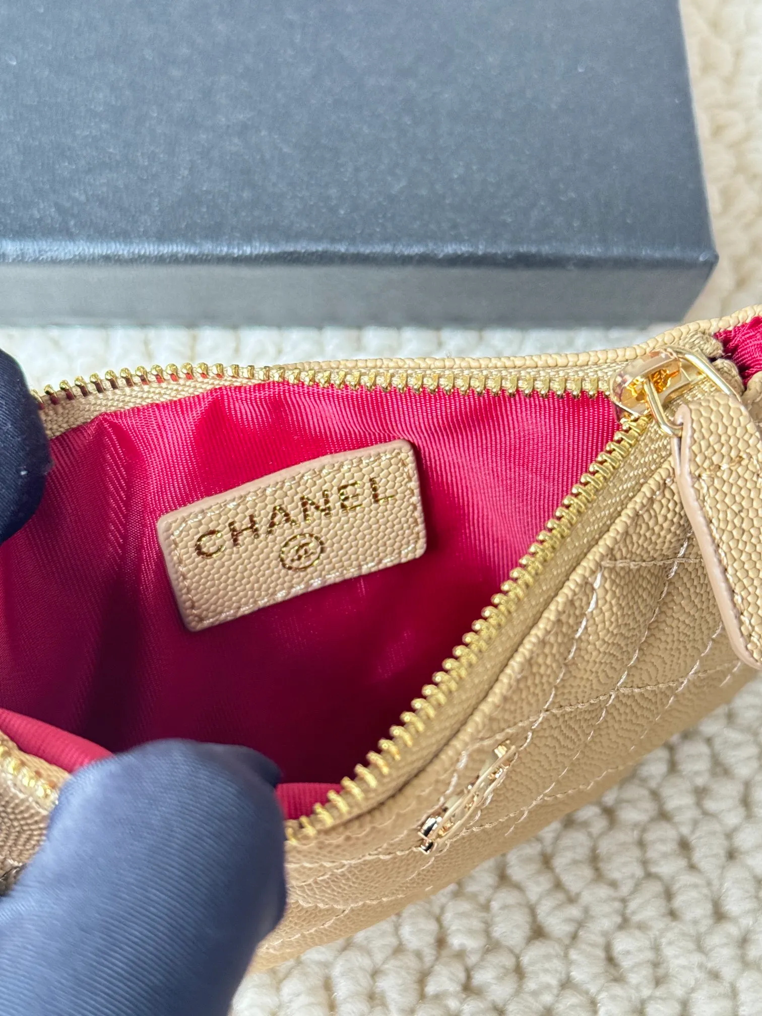 💰130 CHANEL Classic Caviar has a fresh design, with an exquisite replica flavor, very beautiful, the latest in 2023 from the official website🆕Card holder Caviar medium ball grain cowhide is scratch-resistant and has a super glossy feel. It is troublesome to carry a bag that is too big in summer. It is suitable for putting in a mini bag and convenient for carrying in your pocket😍 The bag has a zipper, which is super practical. You can also put cards, change, coins, and keys inside! Style number: 82365 Size: 15*8.5