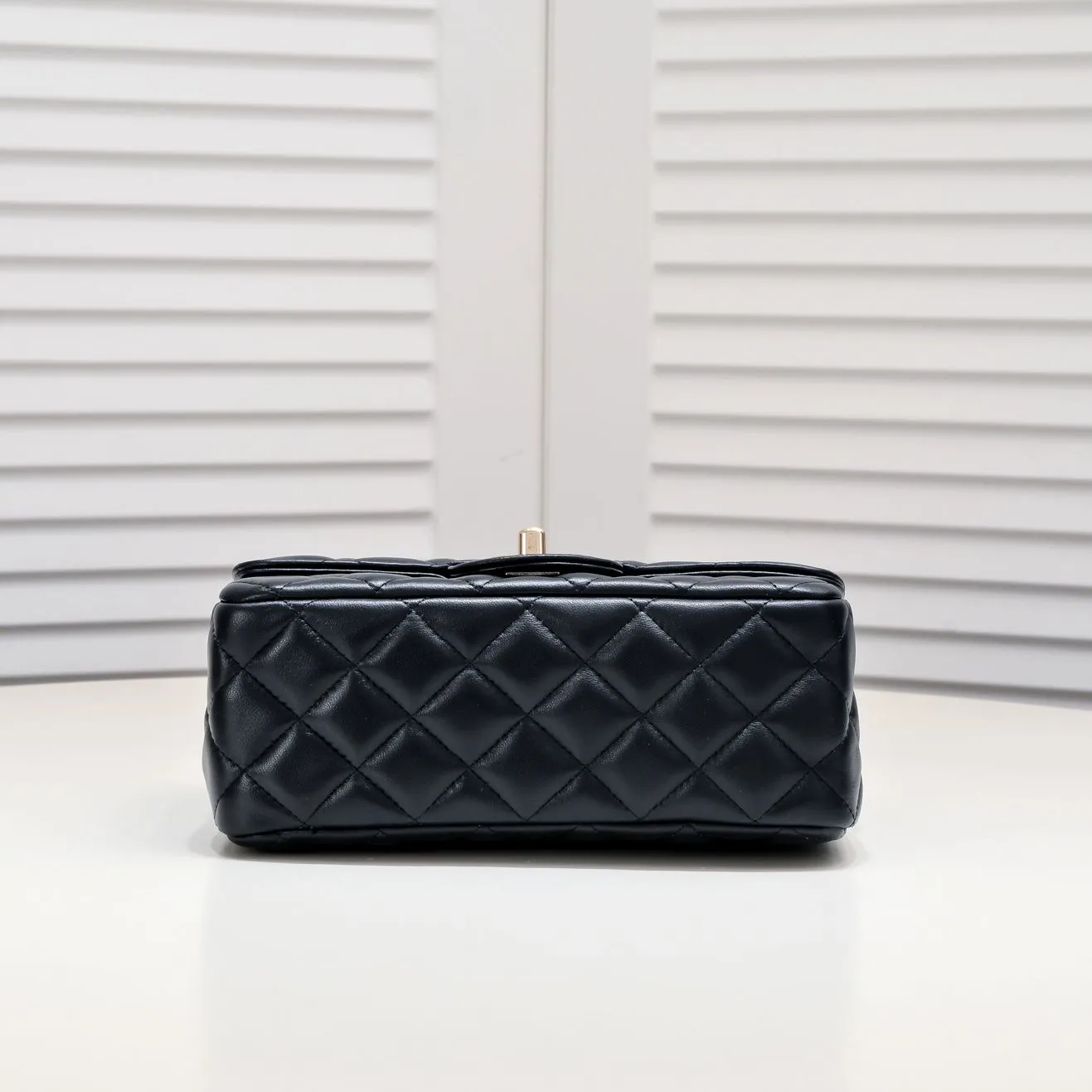 💰380￥Large size🦋Chanel🖤Get the 23A diamond handle cfmini in advance💎 The most important season of the year, the handicraft workshop originally released new products in June, but unexpectedly they quietly released them in May🦢 The most promising one this season is hard to get💓 I have bought 2 sizes. The handle is made of leather and metal with diamonds💗 🖤The diamond handle is so beautiful, no girl wouldn’t love it🎗️Model number: 9103 Large size: 20*14*7cm