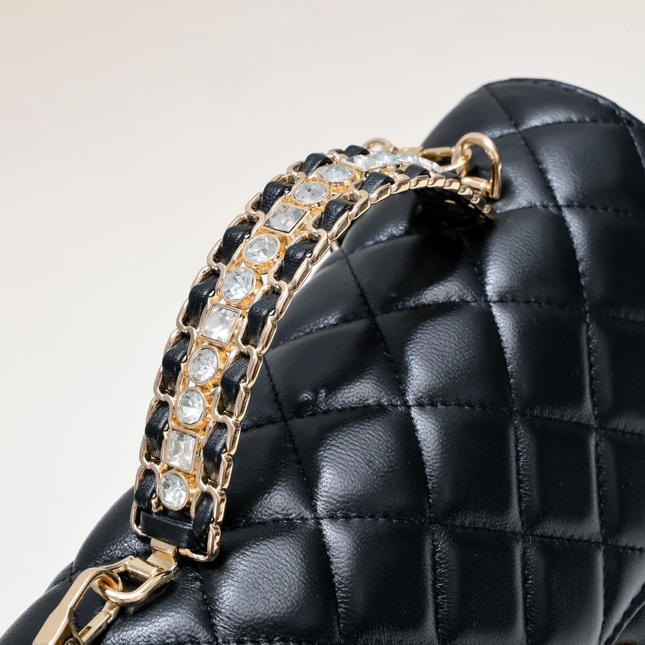💰380￥Large size🦋Chanel🖤Get the 23A diamond handle cfmini in advance💎 The most important season of the year, the handicraft workshop originally released new products in June, but unexpectedly they quietly released them in May🦢 The most promising one this season is hard to get💓 I have bought 2 sizes. The handle is made of leather and metal with diamonds💗 🖤The diamond handle is so beautiful, no girl wouldn’t love it🎗️Model number: 9103 Large size: 20*14*7cm