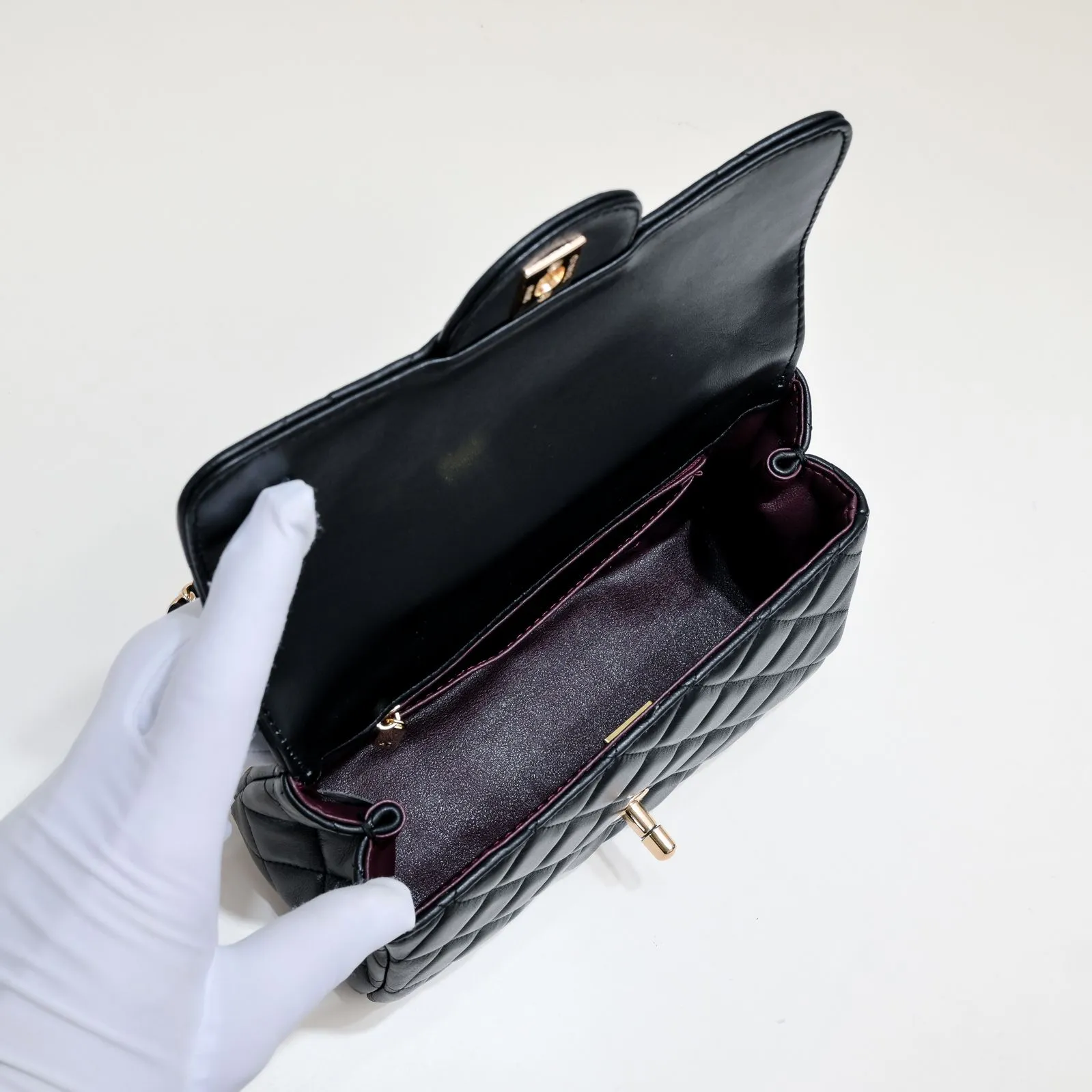 💰380￥Large size🦋Chanel🖤Get the 23A diamond handle cfmini in advance💎 The most important season of the year, the handicraft workshop originally released new products in June, but unexpectedly they quietly released them in May🦢 The most promising one this season is hard to get💓 I have bought 2 sizes. The handle is made of leather and metal with diamonds💗 🖤The diamond handle is so beautiful, no girl wouldn’t love it🎗️Model number: 9103 Large size: 20*14*7cm