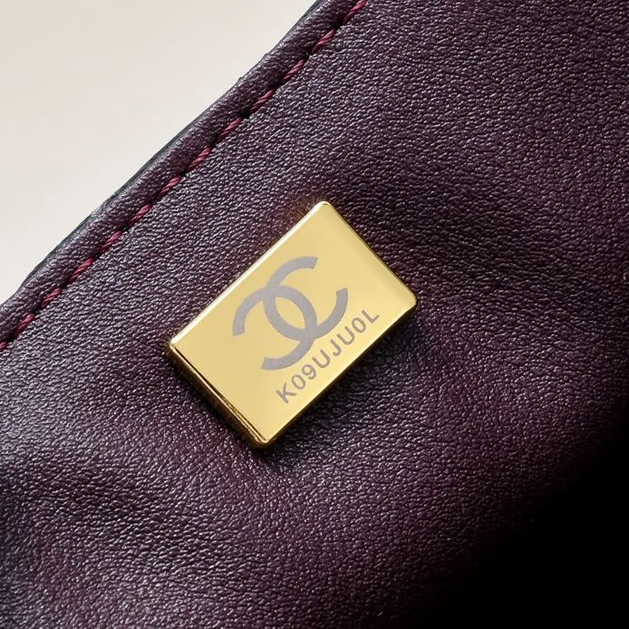 💰380￥Large size🦋Chanel🖤Get the 23A diamond handle cfmini in advance💎 The most important season of the year, the handicraft workshop originally released new products in June, but unexpectedly they quietly released them in May🦢 The most promising one this season is hard to get💓 I have bought 2 sizes. The handle is made of leather and metal with diamonds💗 🖤The diamond handle is so beautiful, no girl wouldn’t love it🎗️Model number: 9103 Large size: 20*14*7cm