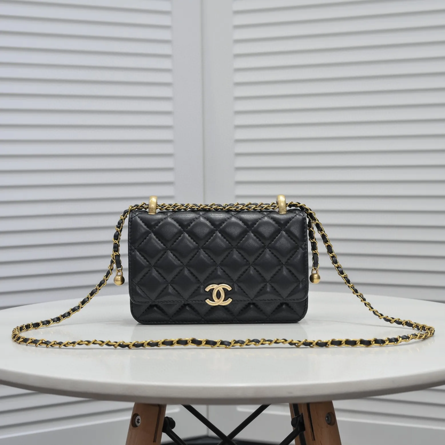 💰360￥CHANEL:🌈✨: First launched on the whole network, 2021 early spring limited edition cf gorgeous and unique style bag✨ We can’t miss it either. The shoulder straps are adjustable and made of sheepskin. It feels super soft and comfortable, the design is novel and unique, and the outstanding taste and temperament highlights are everywhere! Style number: A33814-1 Size: 19*12*4cm
