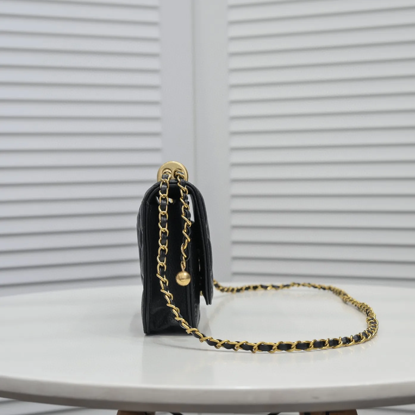 💰360￥CHANEL:🌈✨: First launched on the whole network, 2021 early spring limited edition cf gorgeous and unique style bag✨ We can’t miss it either. The shoulder straps are adjustable and made of sheepskin. It feels super soft and comfortable, the design is novel and unique, and the outstanding taste and temperament highlights are everywhere! Style number: A33814-1 Size: 19*12*4cm