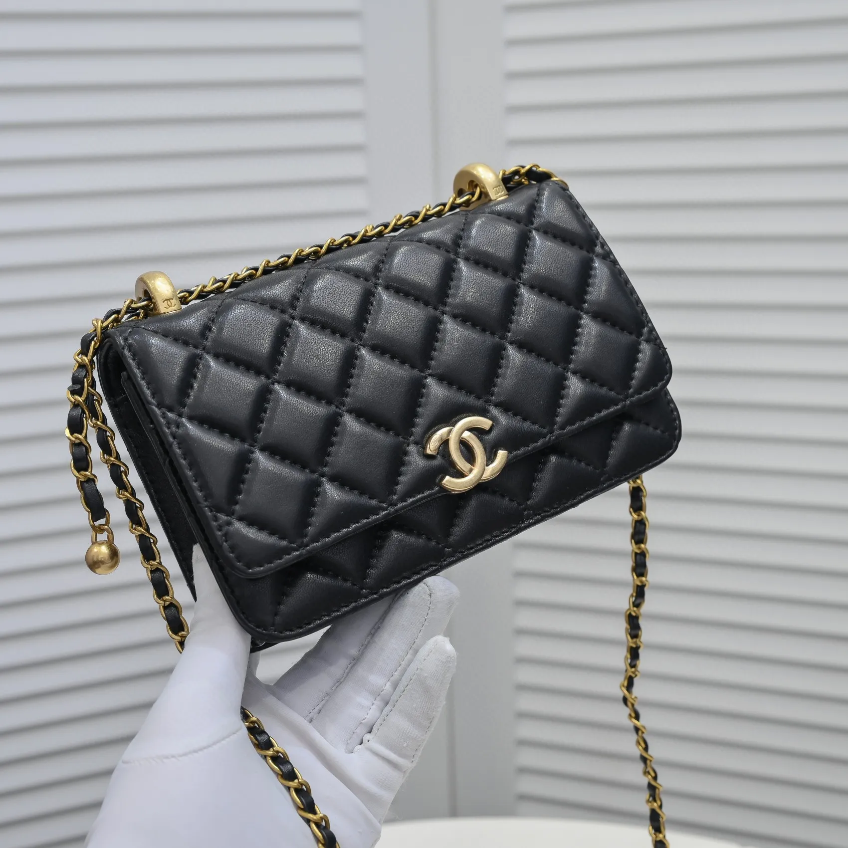 💰360￥CHANEL:🌈✨: First launched on the whole network, 2021 early spring limited edition cf gorgeous and unique style bag✨ We can’t miss it either. The shoulder straps are adjustable and made of sheepskin. It feels super soft and comfortable, the design is novel and unique, and the outstanding taste and temperament highlights are everywhere! Style number: A33814-1 Size: 19*12*4cm