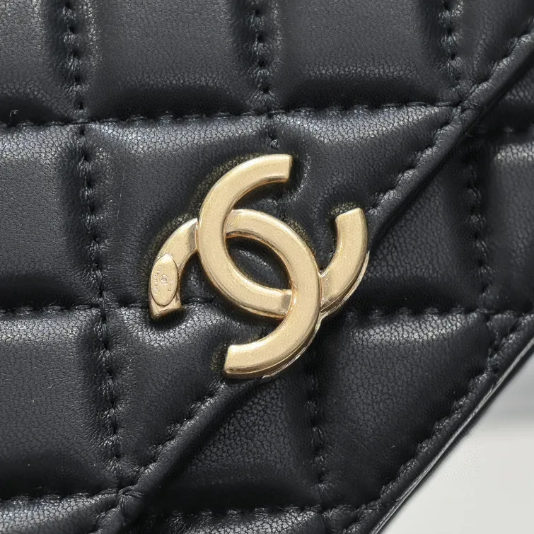 💰360￥CHANEL:🌈✨: First launched on the whole network, 2021 early spring limited edition cf gorgeous and unique style bag✨ We can’t miss it either. The shoulder straps are adjustable and made of sheepskin. It feels super soft and comfortable, the design is novel and unique, and the outstanding taste and temperament highlights are everywhere! Style number: A33814-1 Size: 19*12*4cm