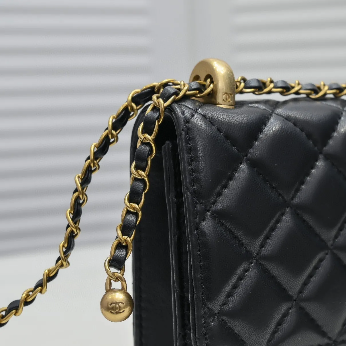 💰360￥CHANEL:🌈✨: First launched on the whole network, 2021 early spring limited edition cf gorgeous and unique style bag✨ We can’t miss it either. The shoulder straps are adjustable and made of sheepskin. It feels super soft and comfortable, the design is novel and unique, and the outstanding taste and temperament highlights are everywhere! Style number: A33814-1 Size: 19*12*4cm