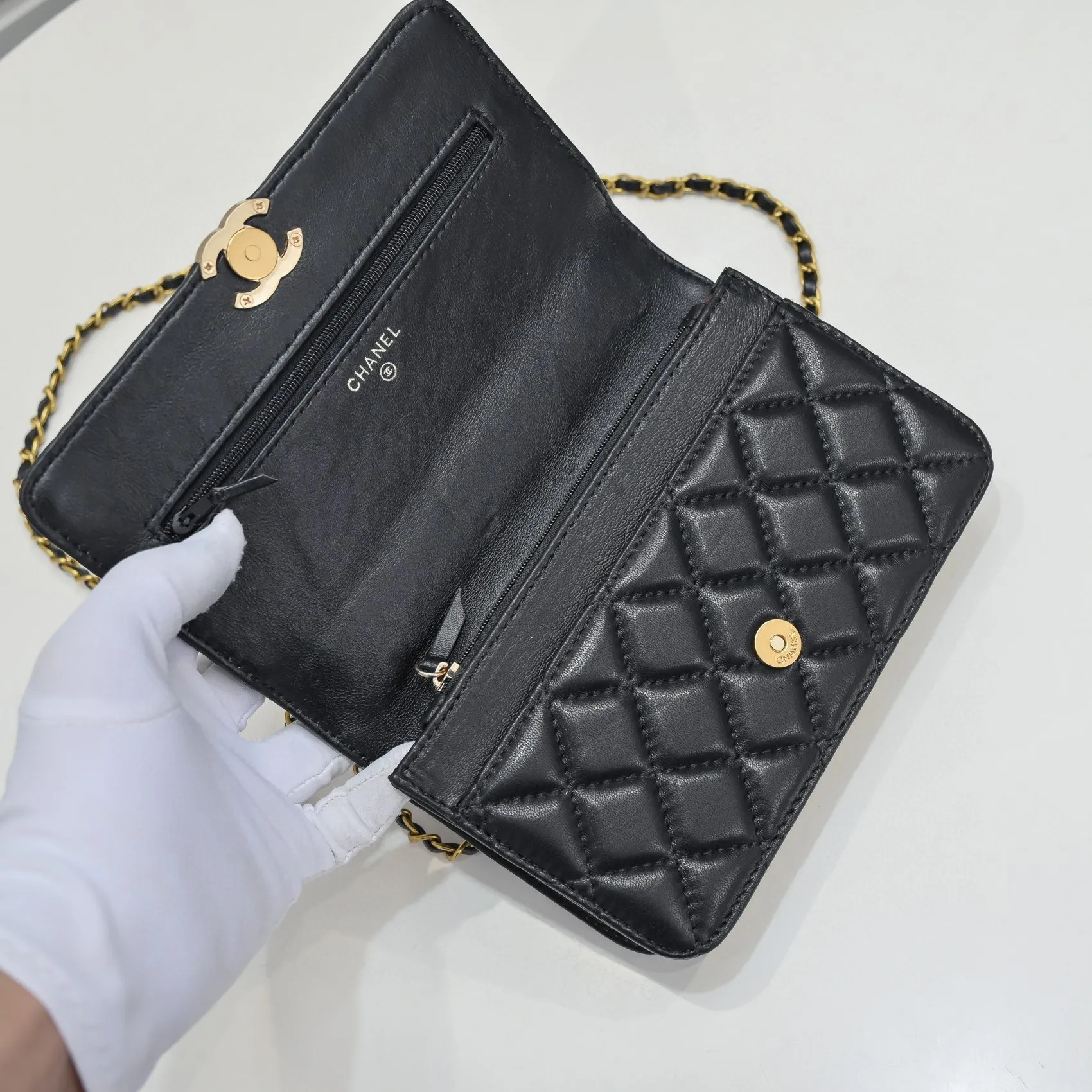 💰360￥CHANEL:🌈✨: First launched on the whole network, 2021 early spring limited edition cf gorgeous and unique style bag✨ We can’t miss it either. The shoulder straps are adjustable and made of sheepskin. It feels super soft and comfortable, the design is novel and unique, and the outstanding taste and temperament highlights are everywhere! Style number: A33814-1 Size: 19*12*4cm